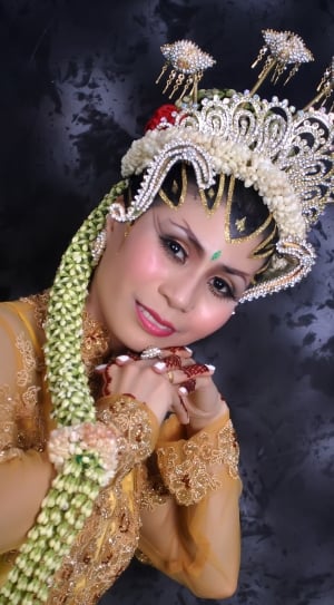 photo of woman wearing beaded crown thumbnail