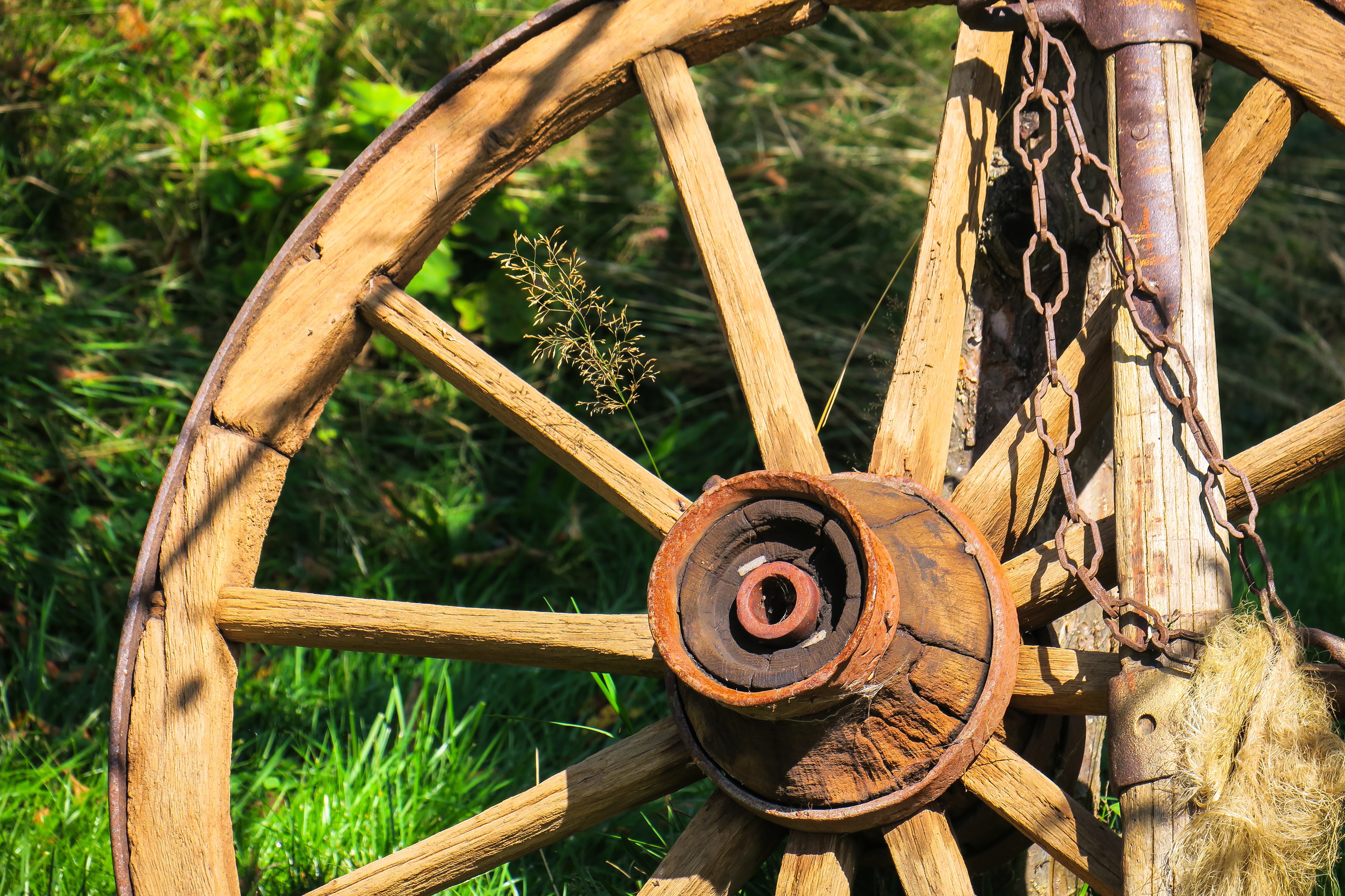 brown wooden wheel