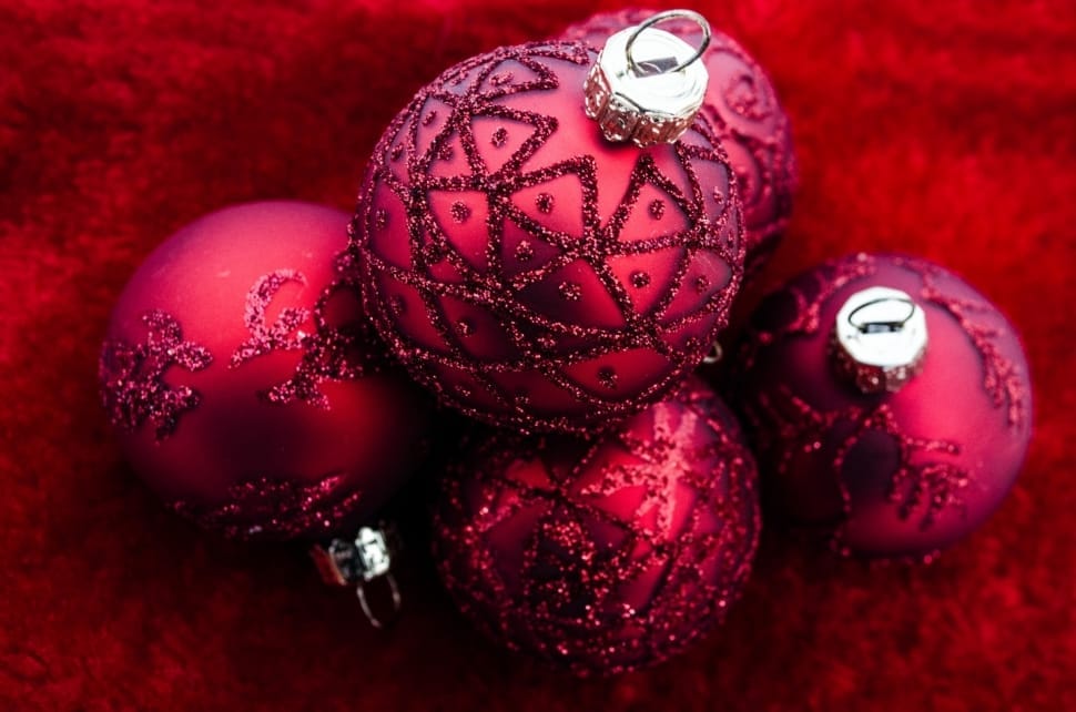 5 red baubles preview