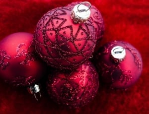 5 red baubles thumbnail