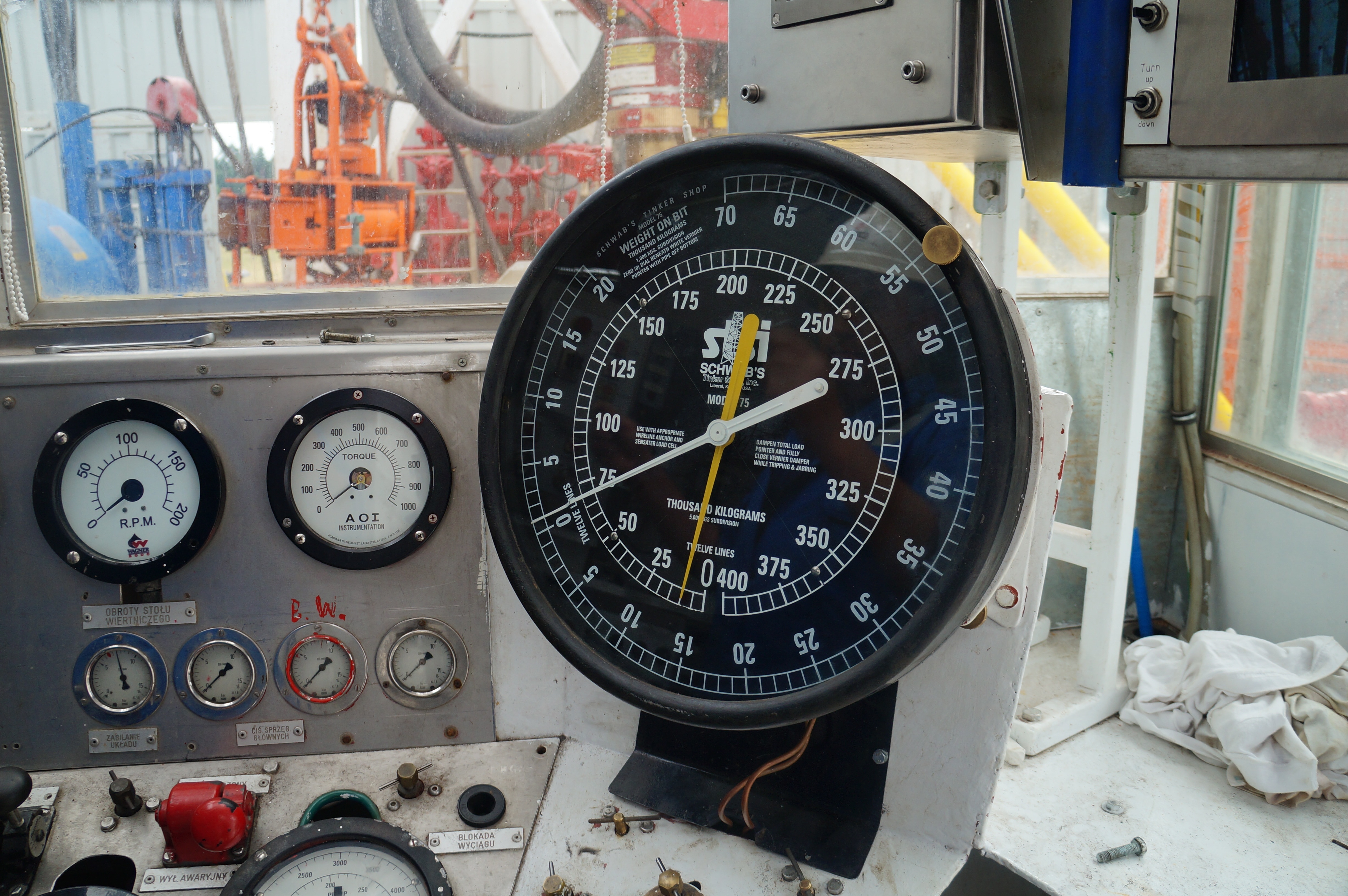 black pressure gauge