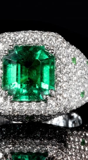 Diamond Set, Color Po, Ring, Emerald, green color, black background thumbnail