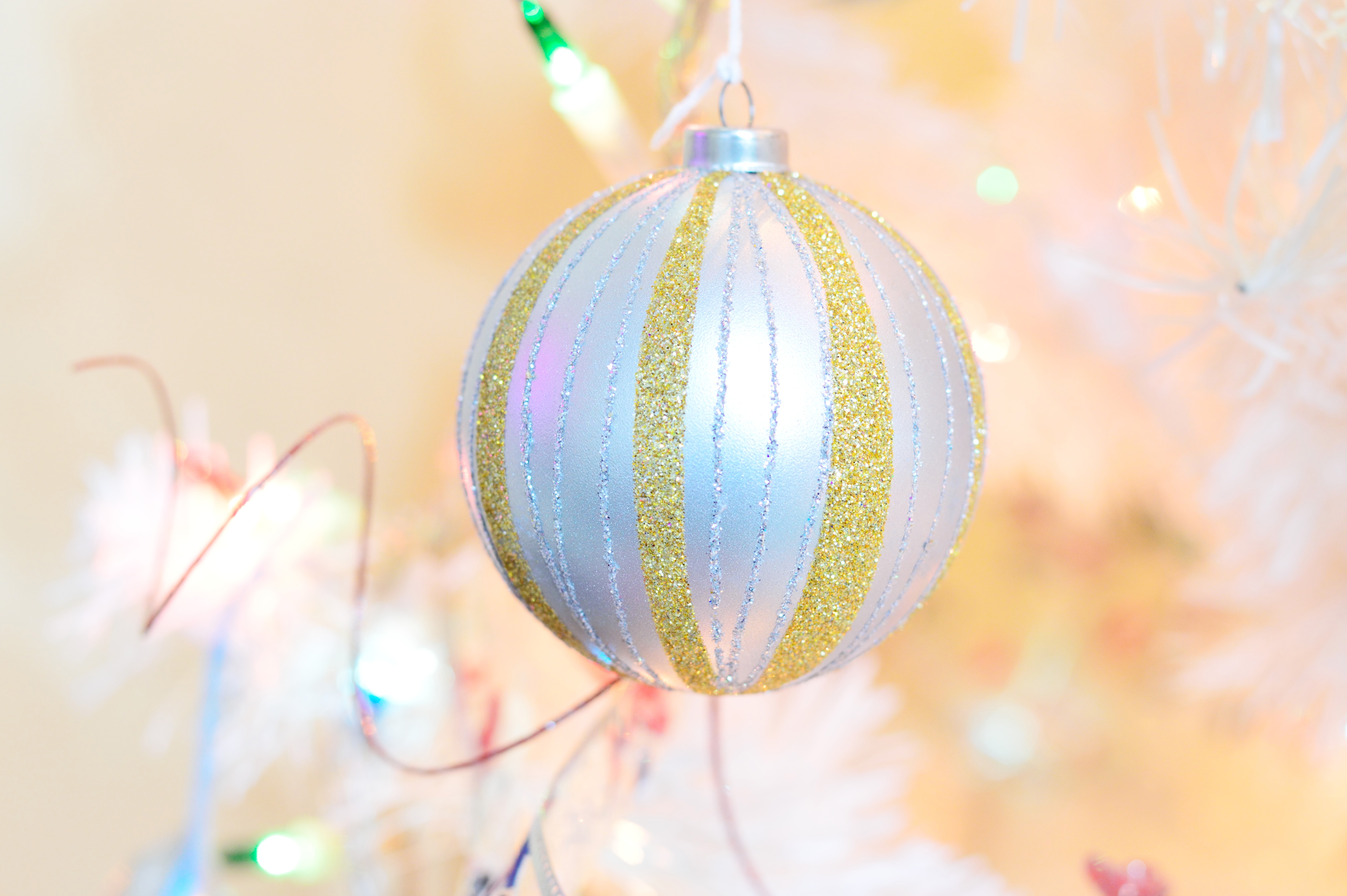 close-up photography of white and yellow baubles