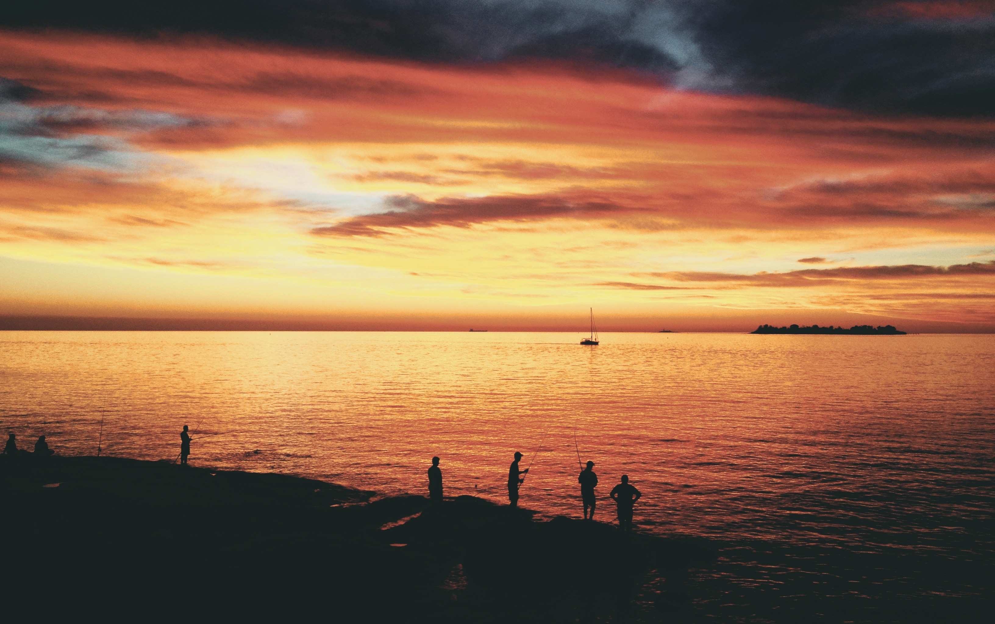 silhouette of people on the seashore