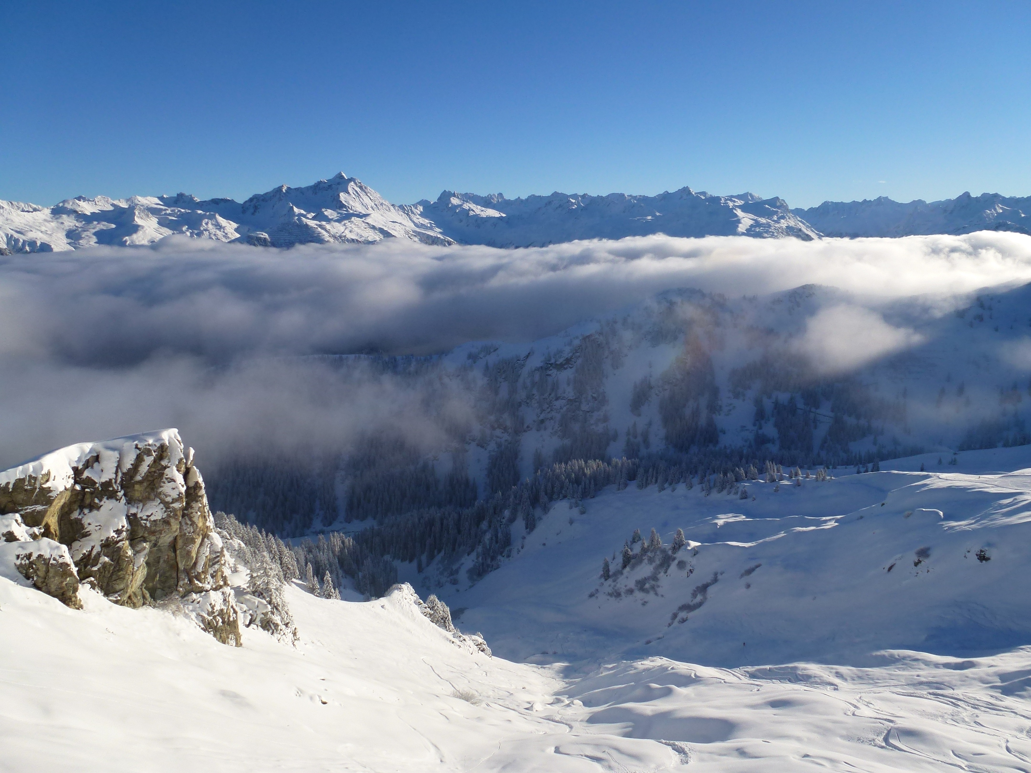 Alpin. Альпийский горный хребет. Alpine Mountains. Mountain High.