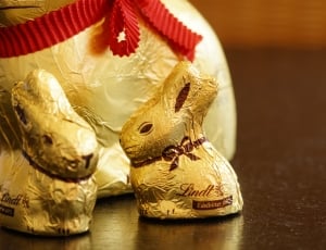 gold rabbit shape lindt chocolate pack thumbnail