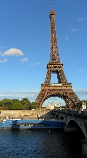 photography of eiffel tower in paris on a sunny day thumbnail