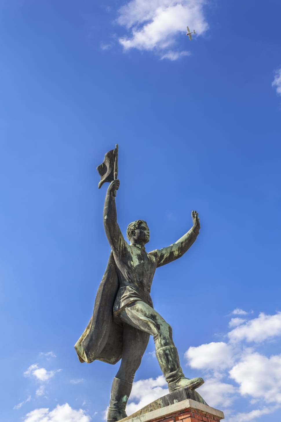 man raising his hands statue preview