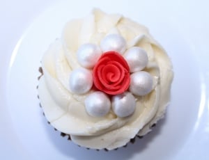vanilla cupcake with rose toppings thumbnail