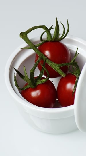 three red tomatoes thumbnail