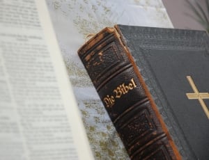 Die Bibel labeled book thumbnail