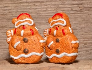brow and white gingerbread figurines thumbnail