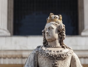 queen statue thumbnail