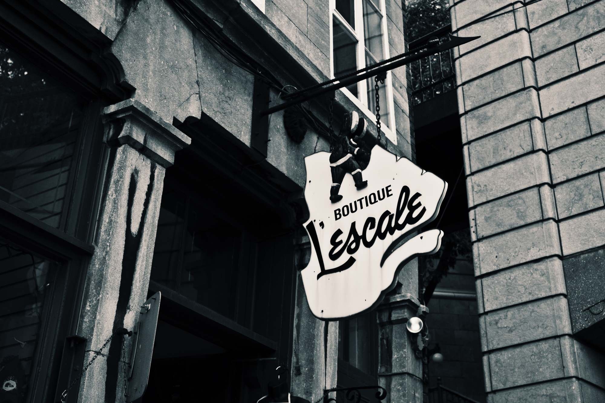 black and white wooden boutique lescale signboard