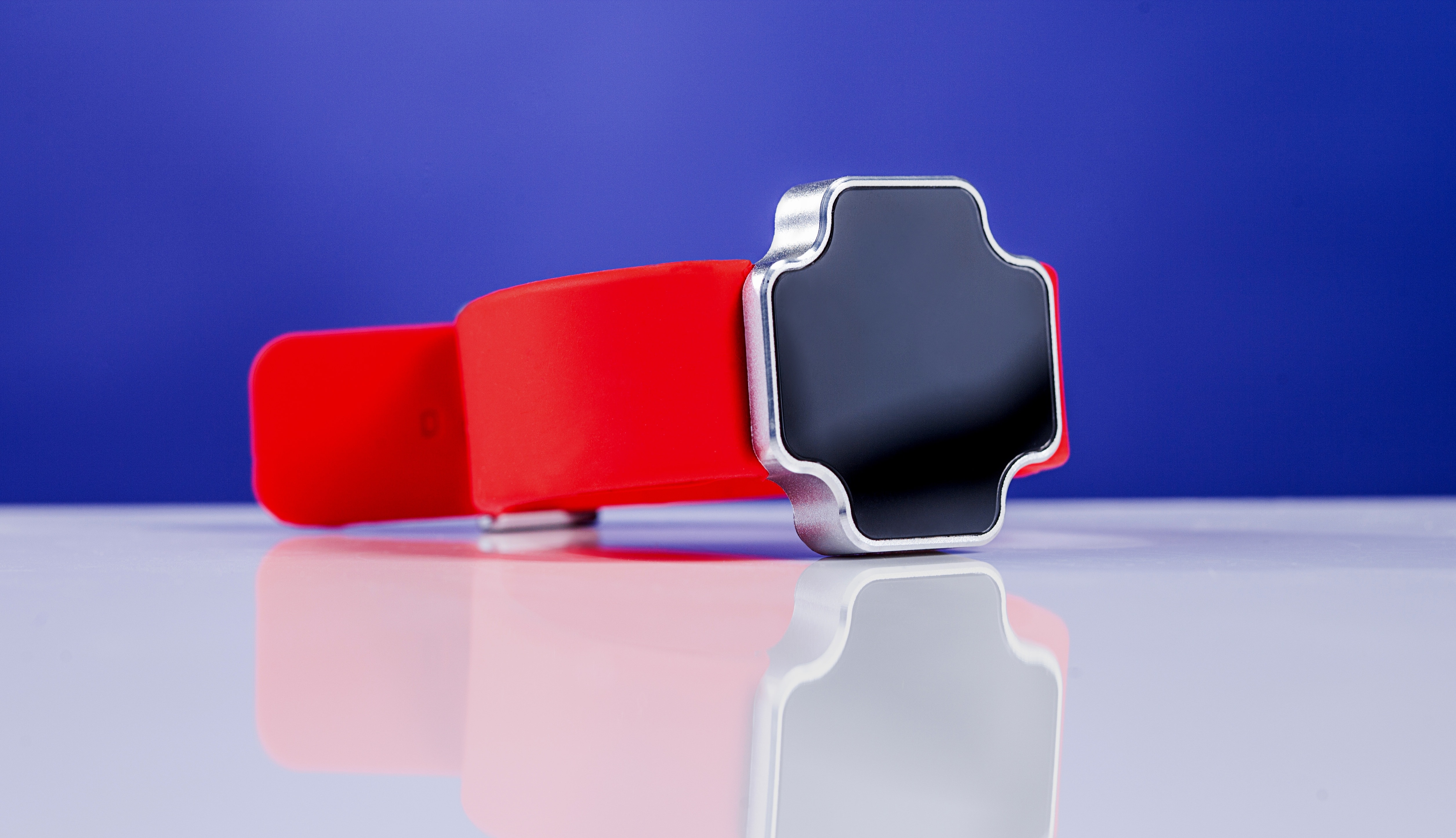 red strap bin smartwatch