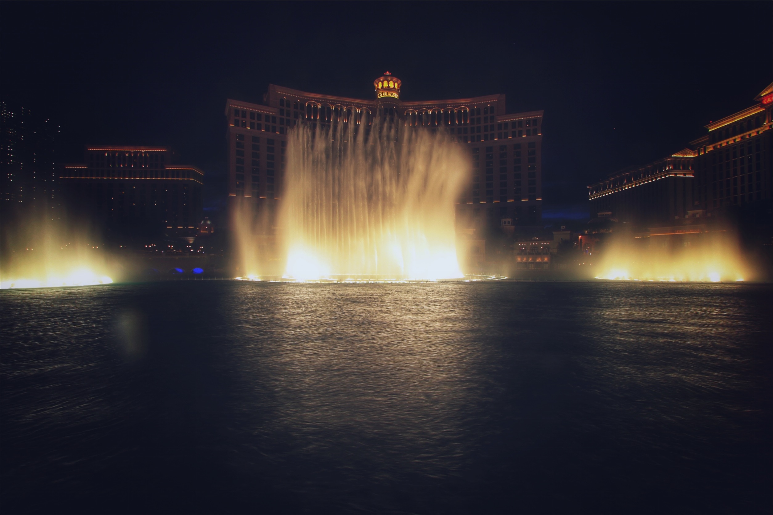 fountain photo during nighttime