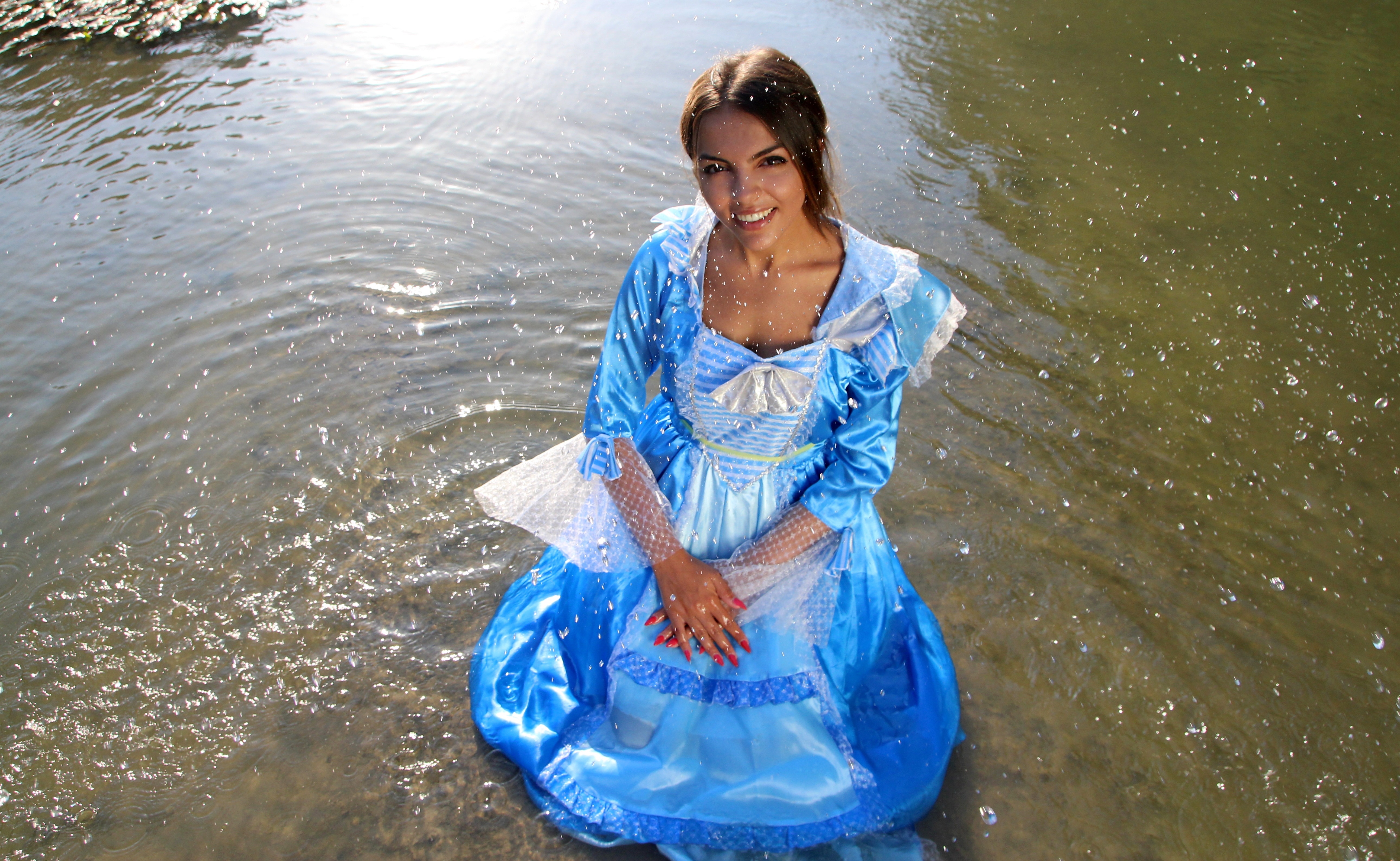 Water dress. Девушка в платье в воде. Девушка в голубом платье в воде. Девочка в голубом. Девушка в голубом озере.