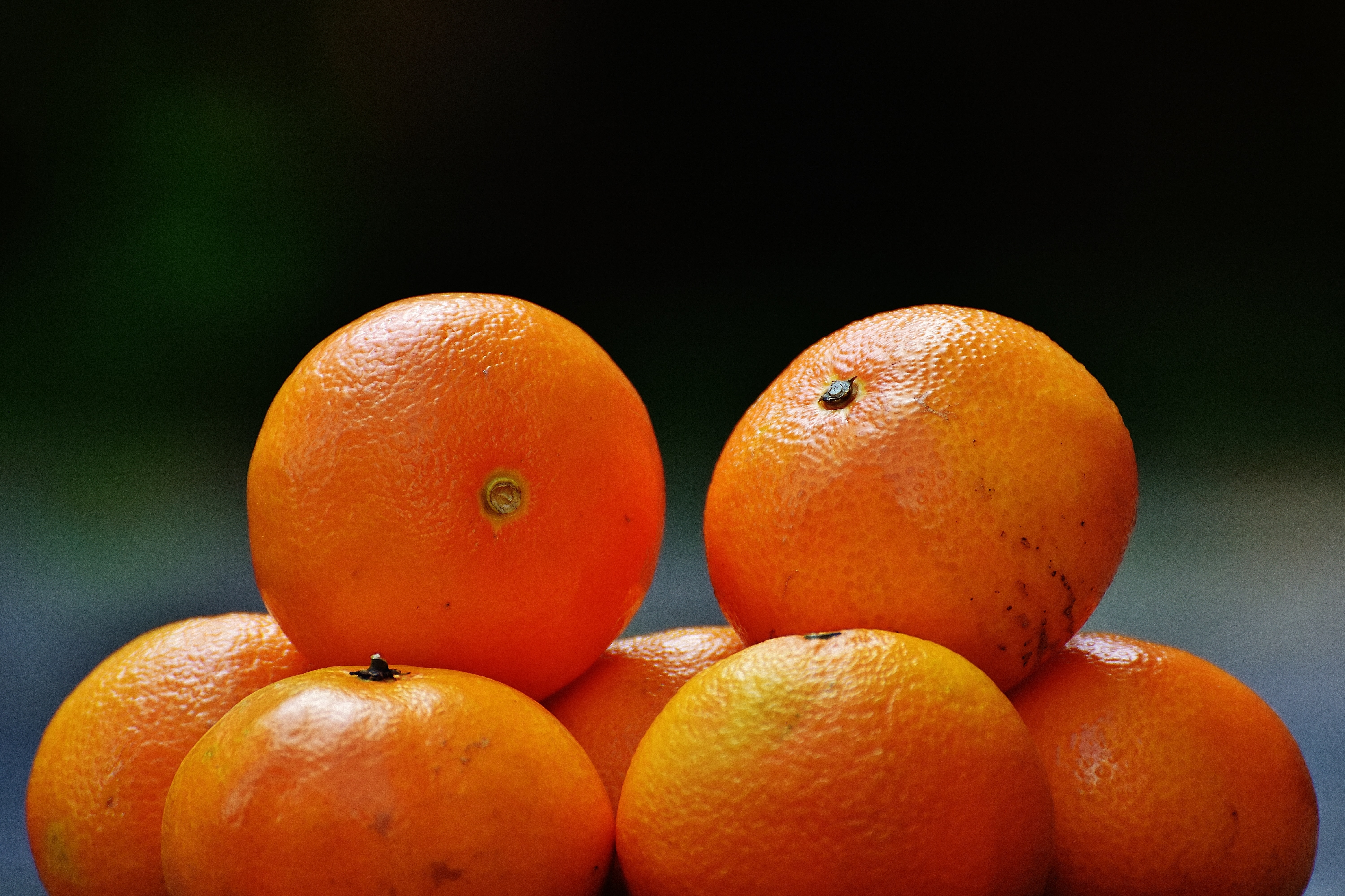 Включи 3 оранжевая. Мандарин :x3. Оранжевый фрукт. Апельсины на темном фоне. Танжерин фрукт.