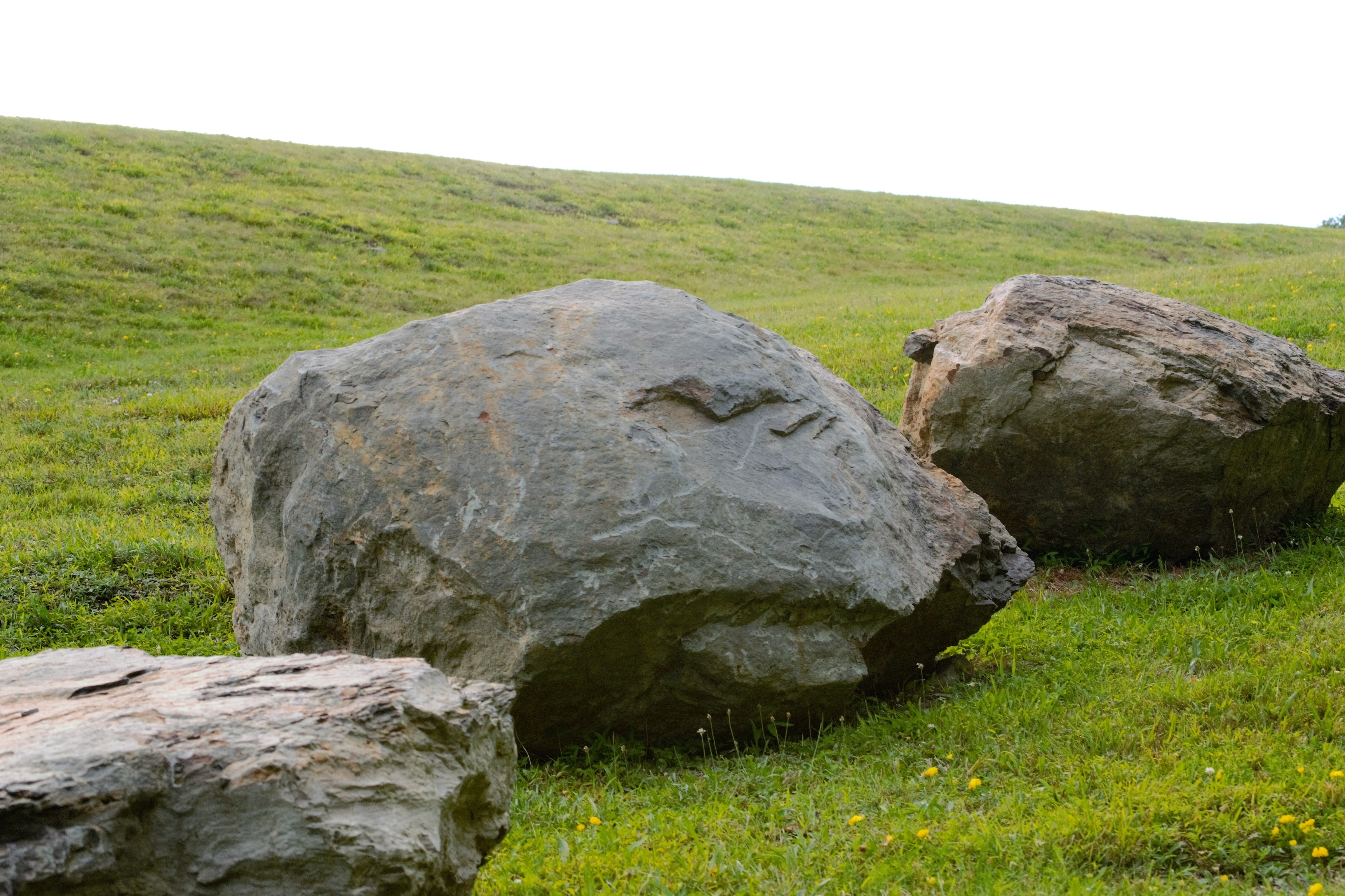 Камень находящийся на воздухе. Камень валун большой. Камень Куммакиви Финляндия. Мегалиты конь-камень. Валун двугорбый Вологодский.