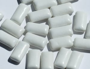 rectangular white mint chewing gums thumbnail