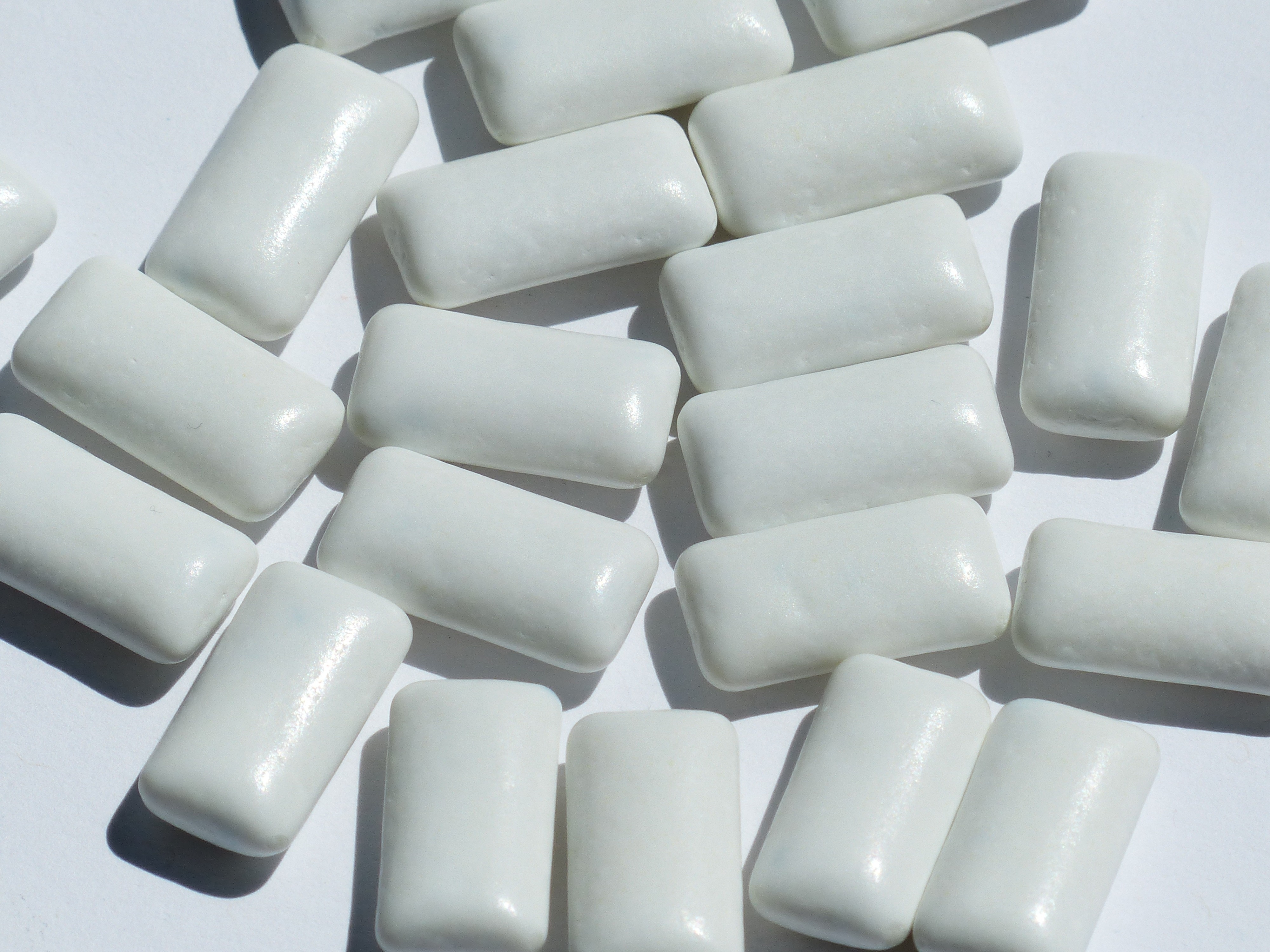 rectangular white mint chewing gums