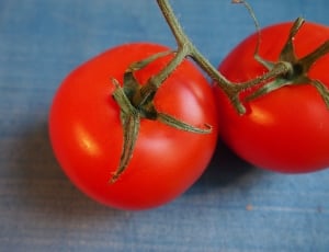 2 red tomatoes thumbnail