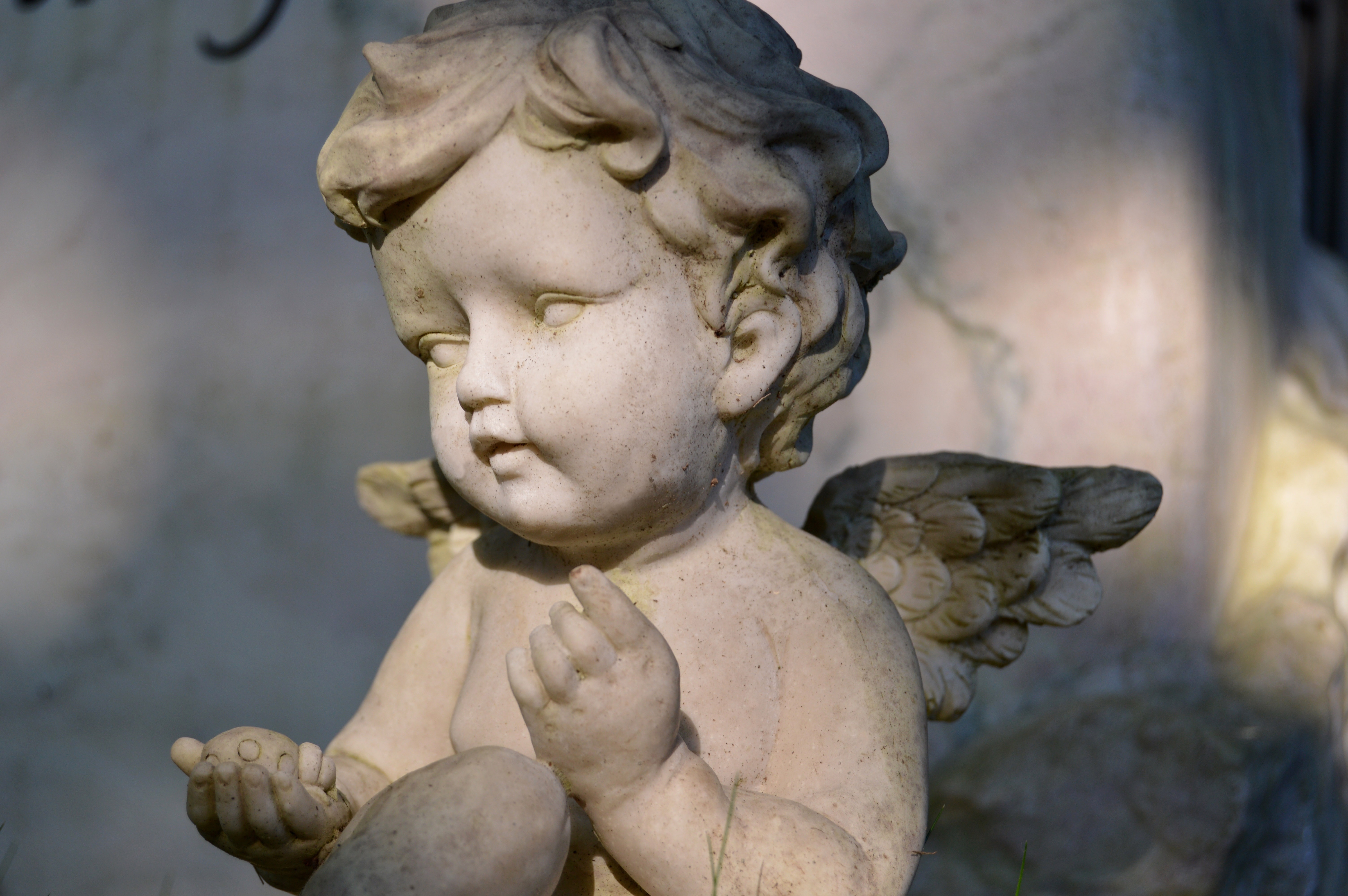 Статуя ангела ребенка