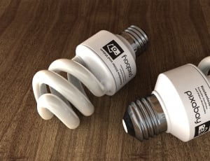 2 white light bulbs thumbnail
