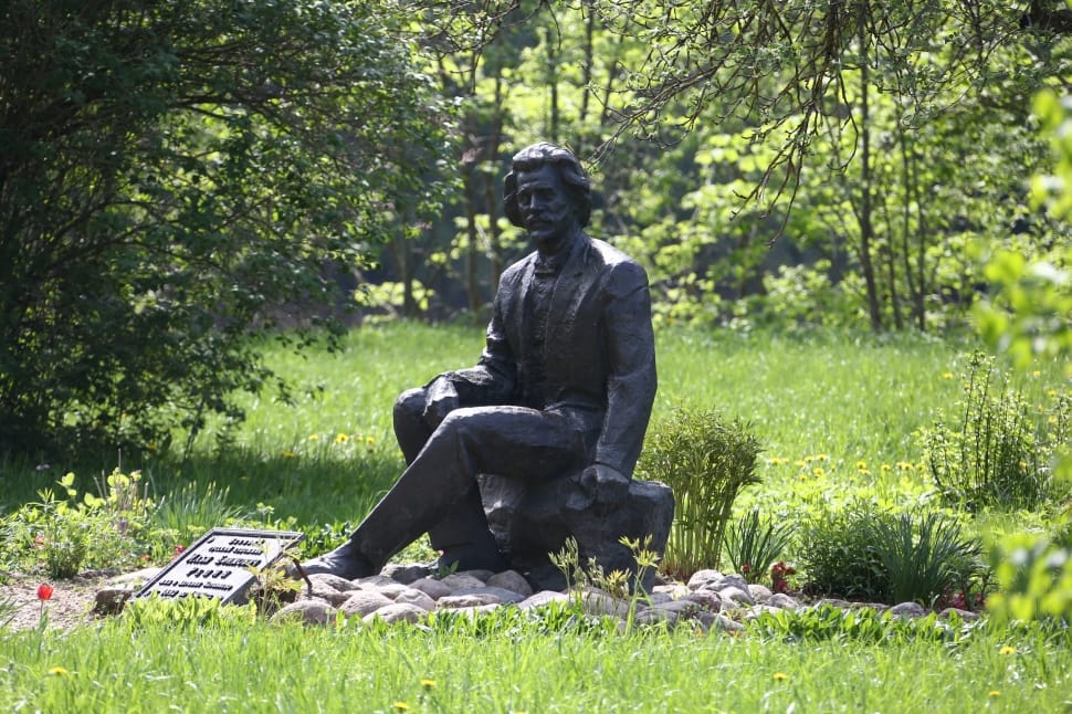 sitting man statue preview