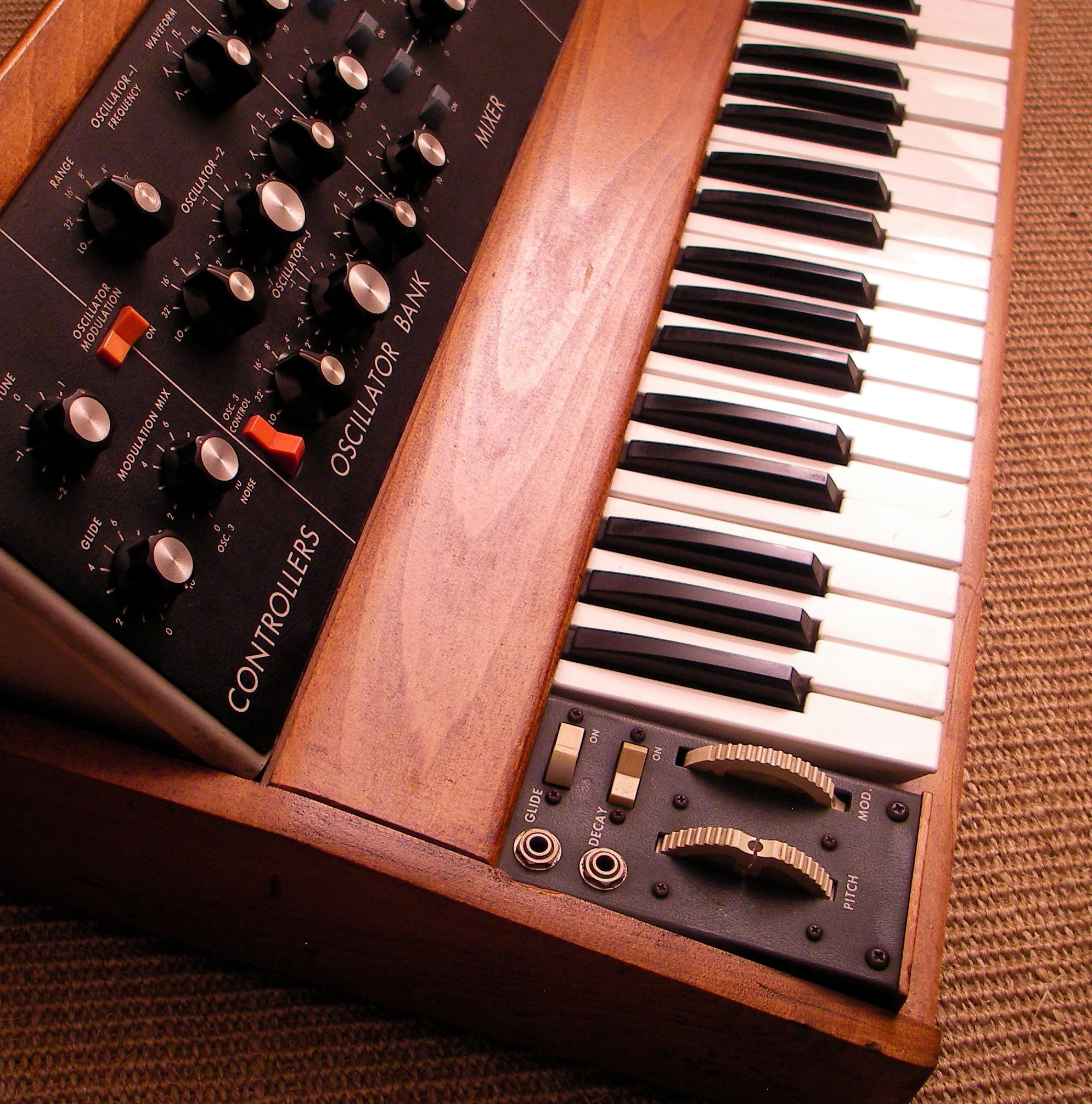 brown electric keyboard