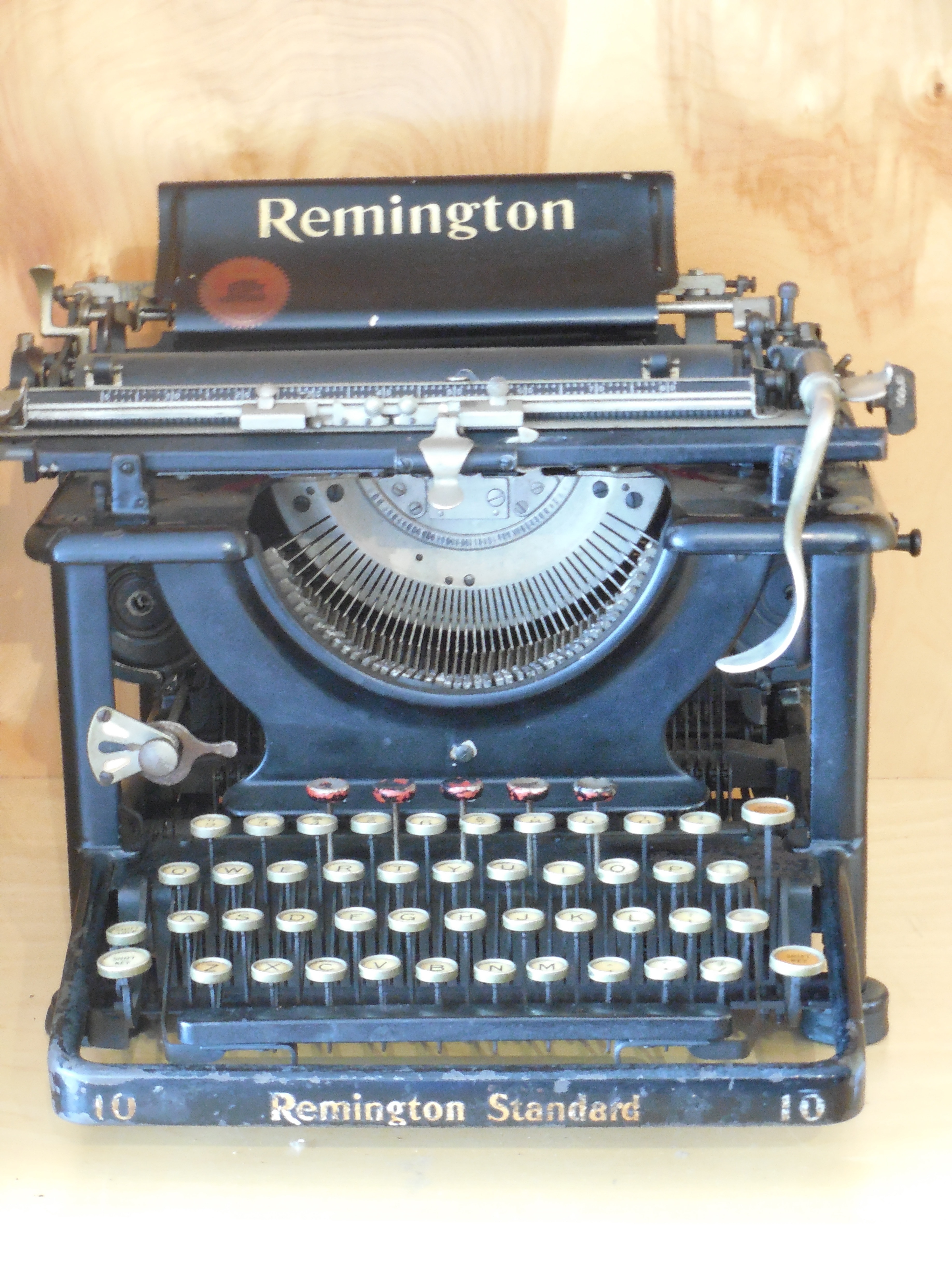 black and gray remington standard typewriter