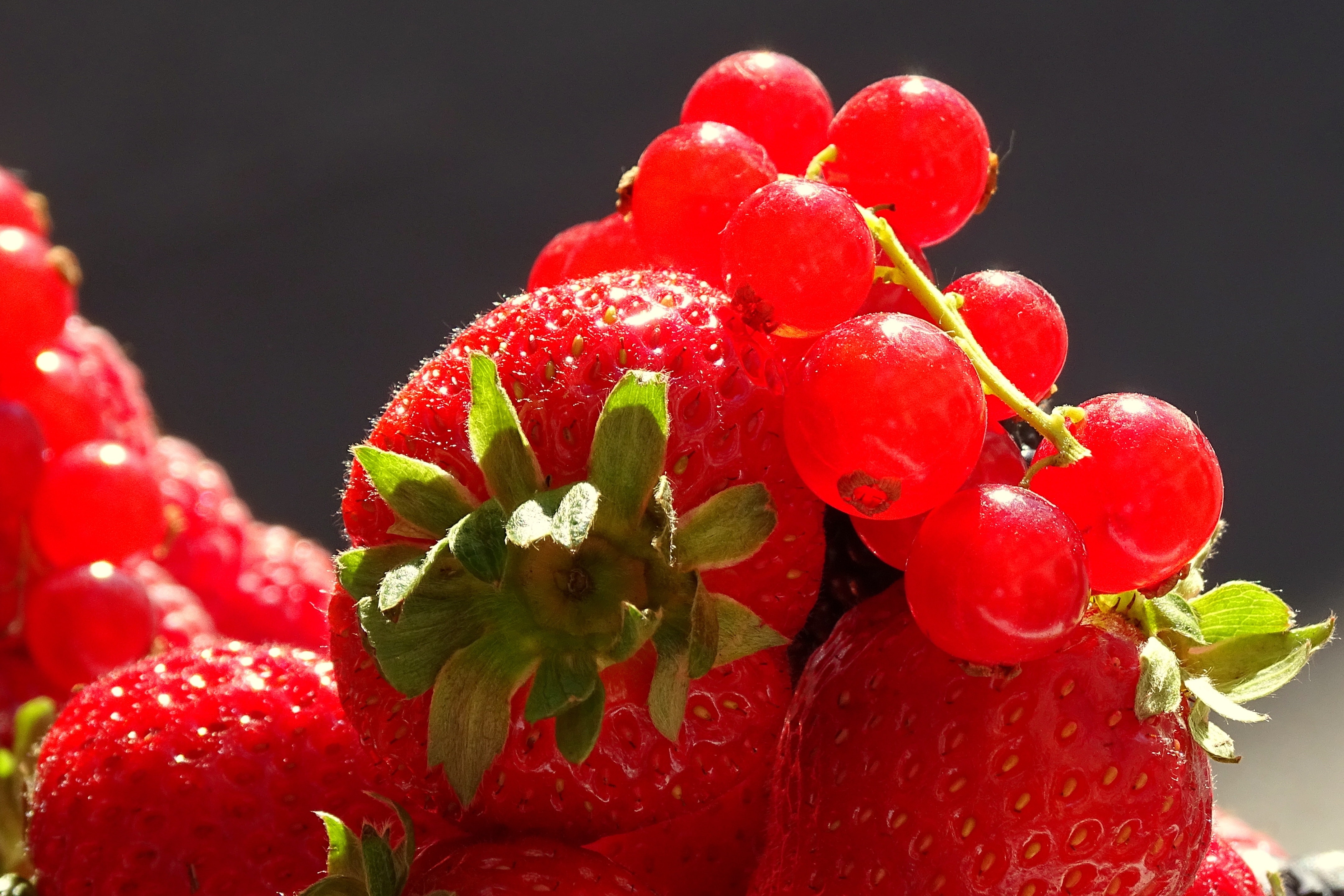 Красные фрукты и ягоды