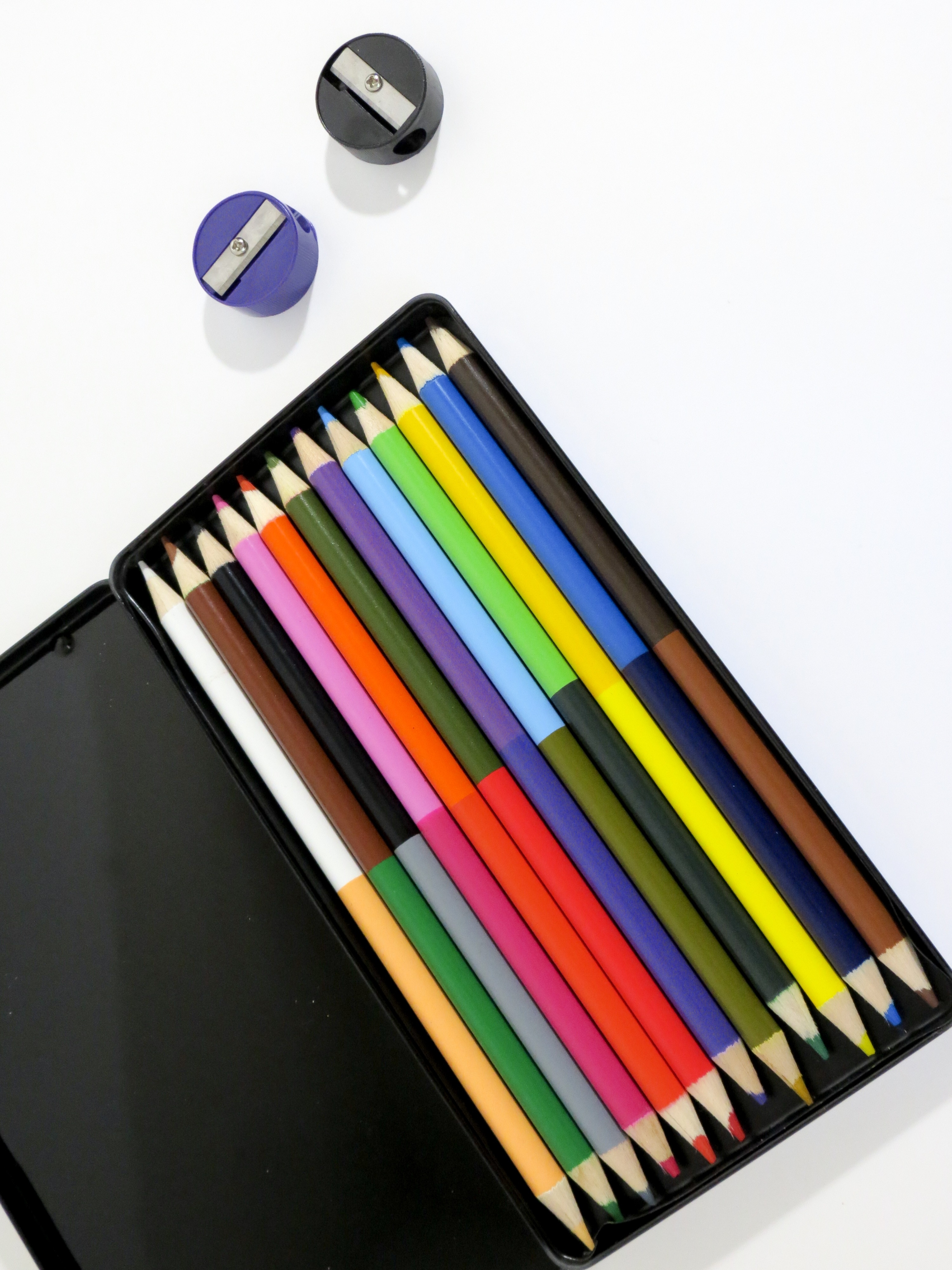 color pencil kit with two sharpener