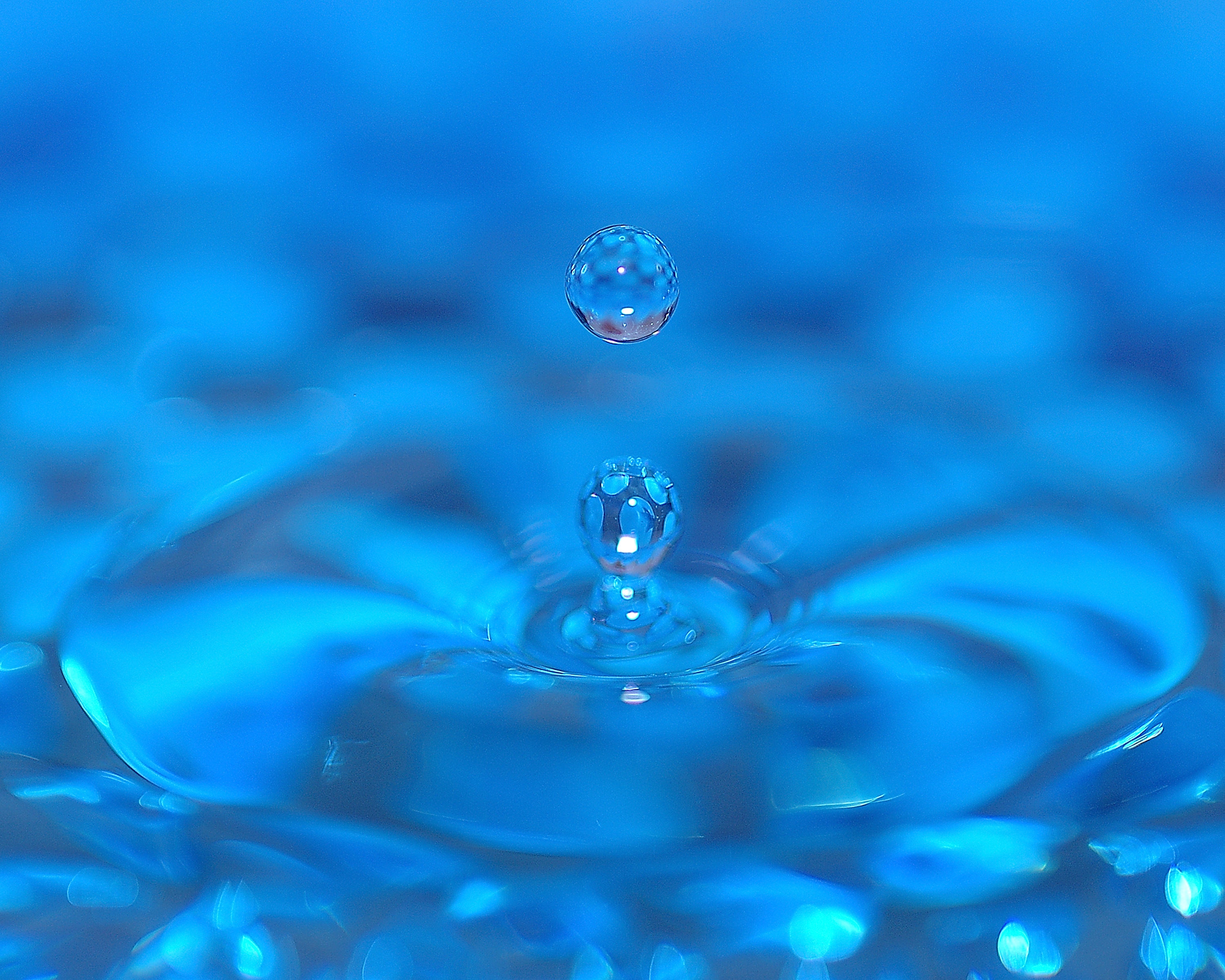 Нейтральная водяная капля разделилась. Капли воды. Красивая капля воды. Голубые капли воды. Голубая капля воды.