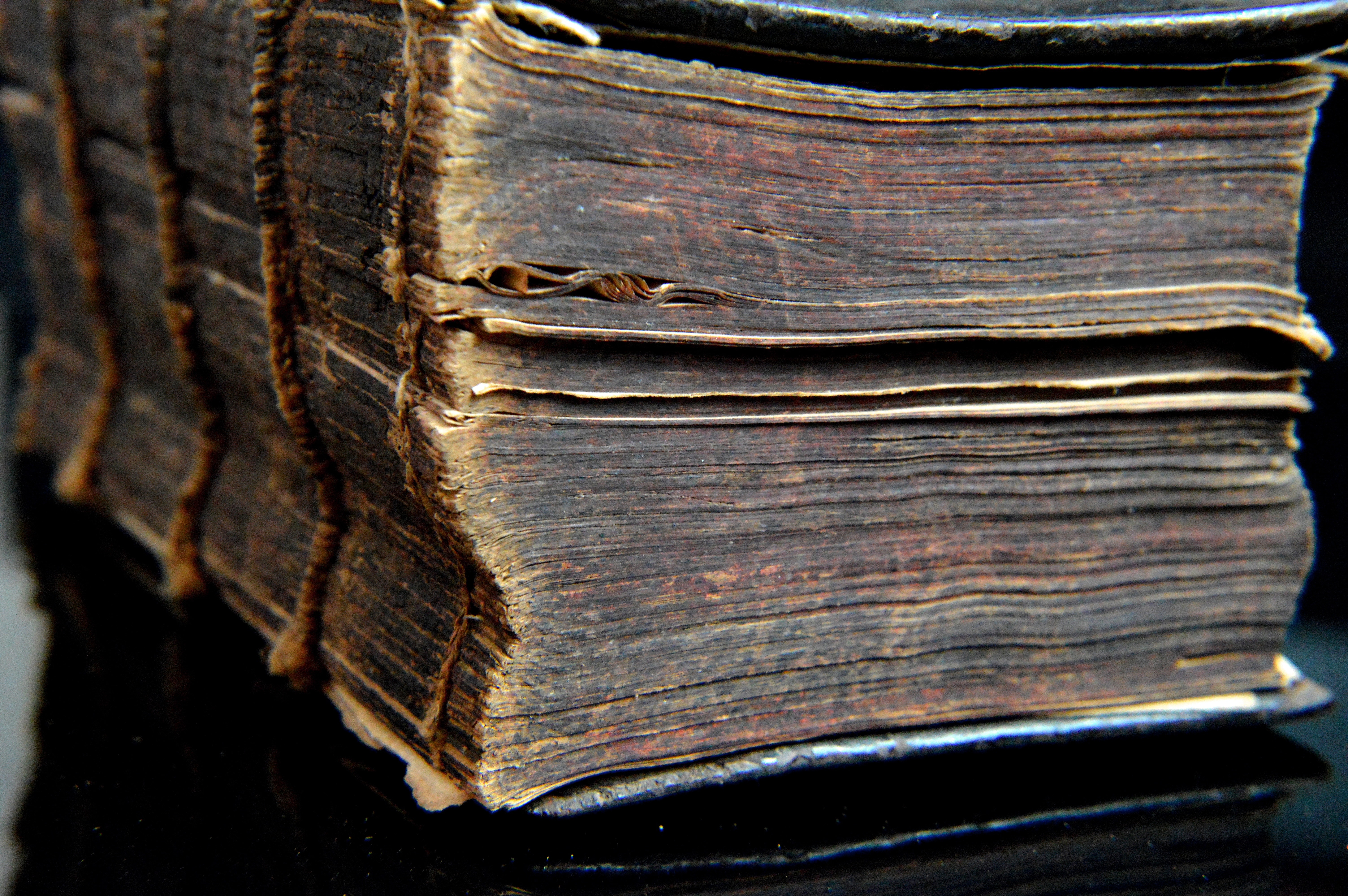 Плотный старый. Старинные книги. Старинная книжка. Иллюстрации старинных книг. Древние книги.