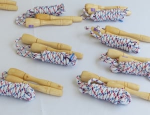 eight brown and white jumping ropes thumbnail