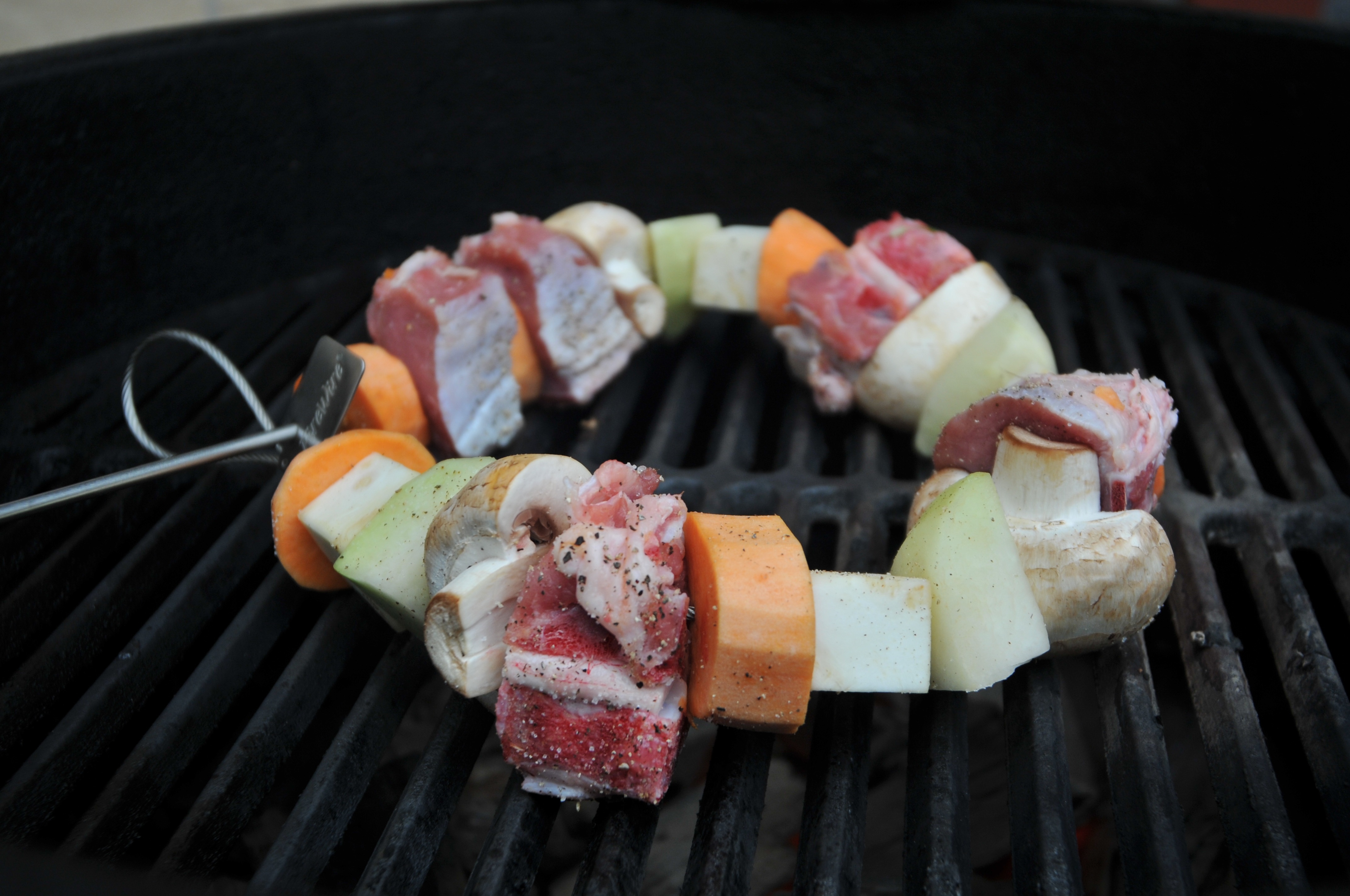 round barbeque sliced meat and vegetable