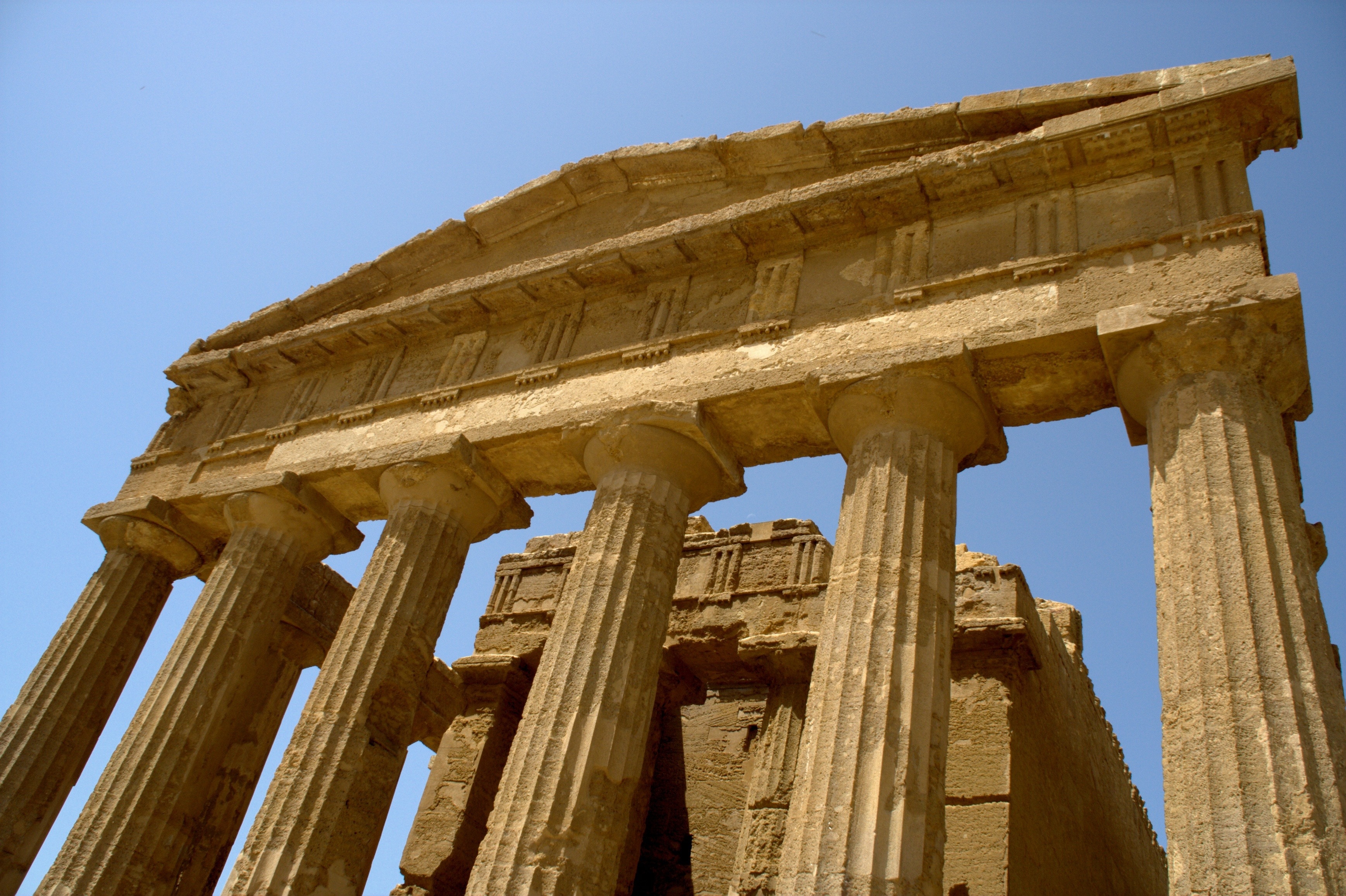 Древний рим это египет. Античный храм Сицилия Агридженто. Древние постройки Египта Рима Греции. Храм Зевса олимпийского в Агридженто. Колонны в древнем Риме.
