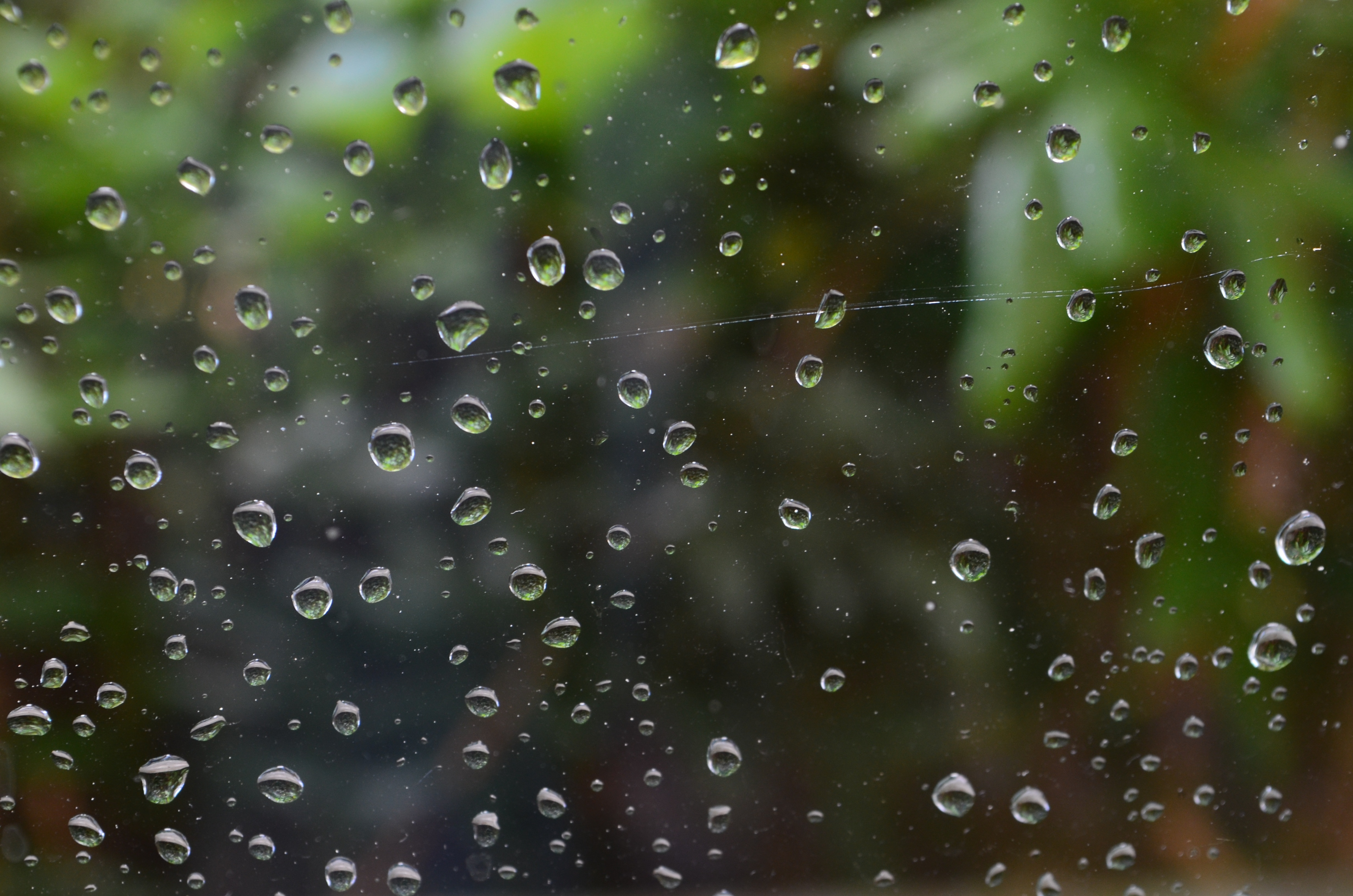Окно в дождевых каплях. Капли дождя. Капли на стекле. Капли дождя на окне. Окно с каплями дождя.