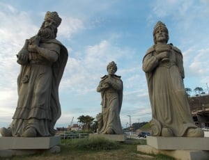 3 king and queen  statue thumbnail