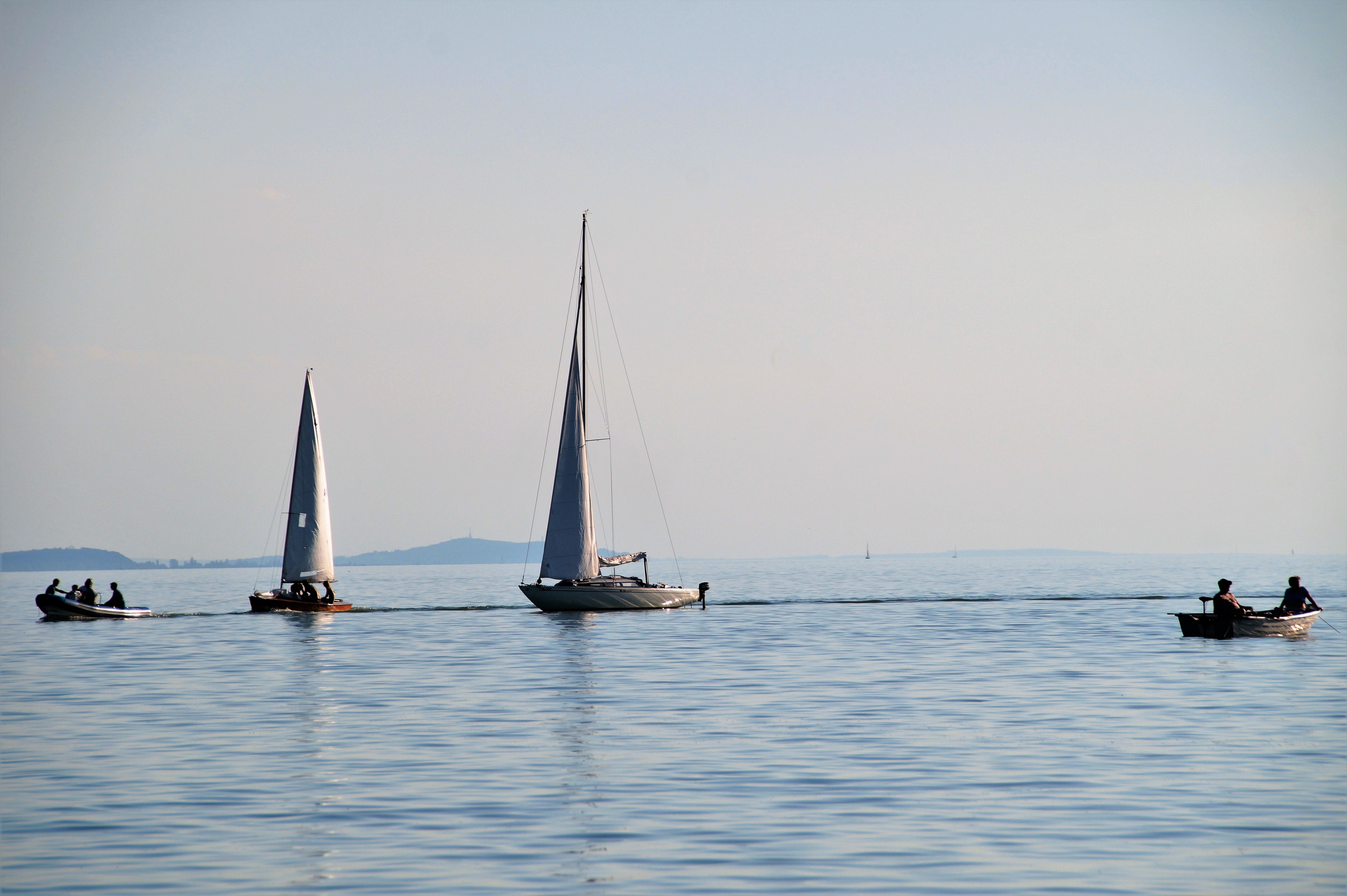 2 sailboats and 2 speedboats