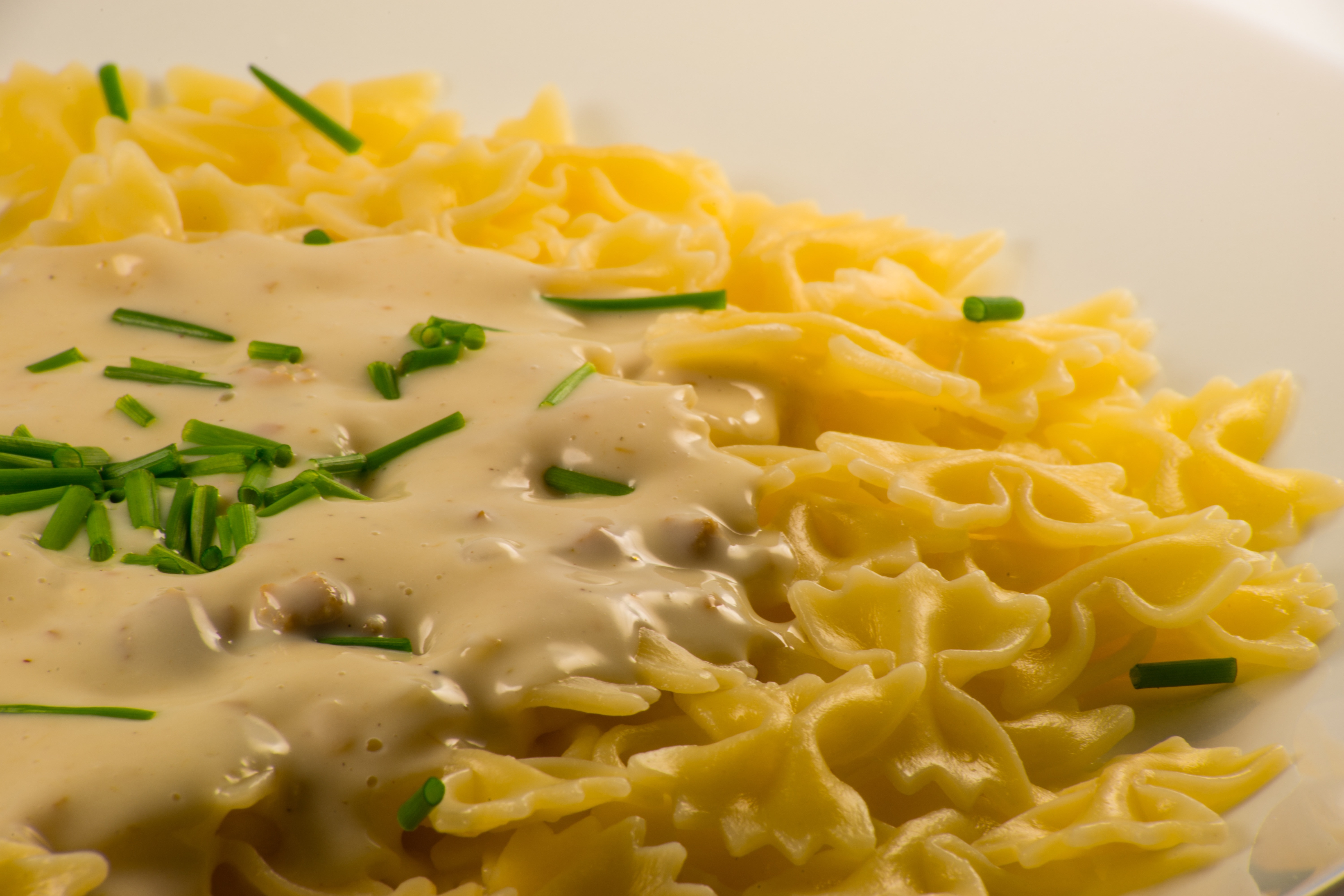 Сырный молоко макароны. Фарфалле карбонара. Макароны с сырным соусом. Паста с сырным соусом. Спагетти в сливочном соусе.