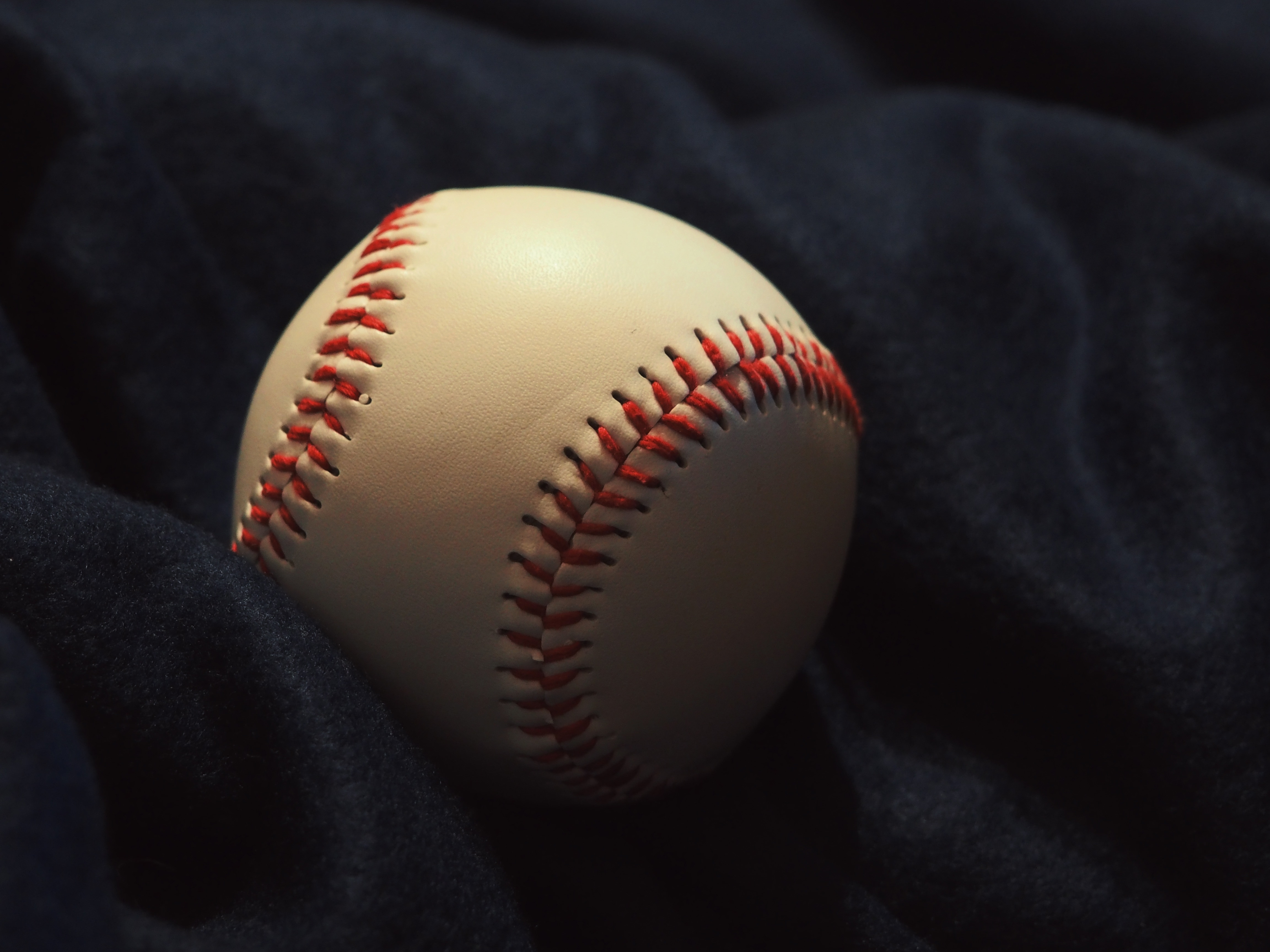 Baseball ball. Бейсбольный мяч. Мячик для бейсбола. Черный бейсбольный мяч. Бейсбольный мяч фото.