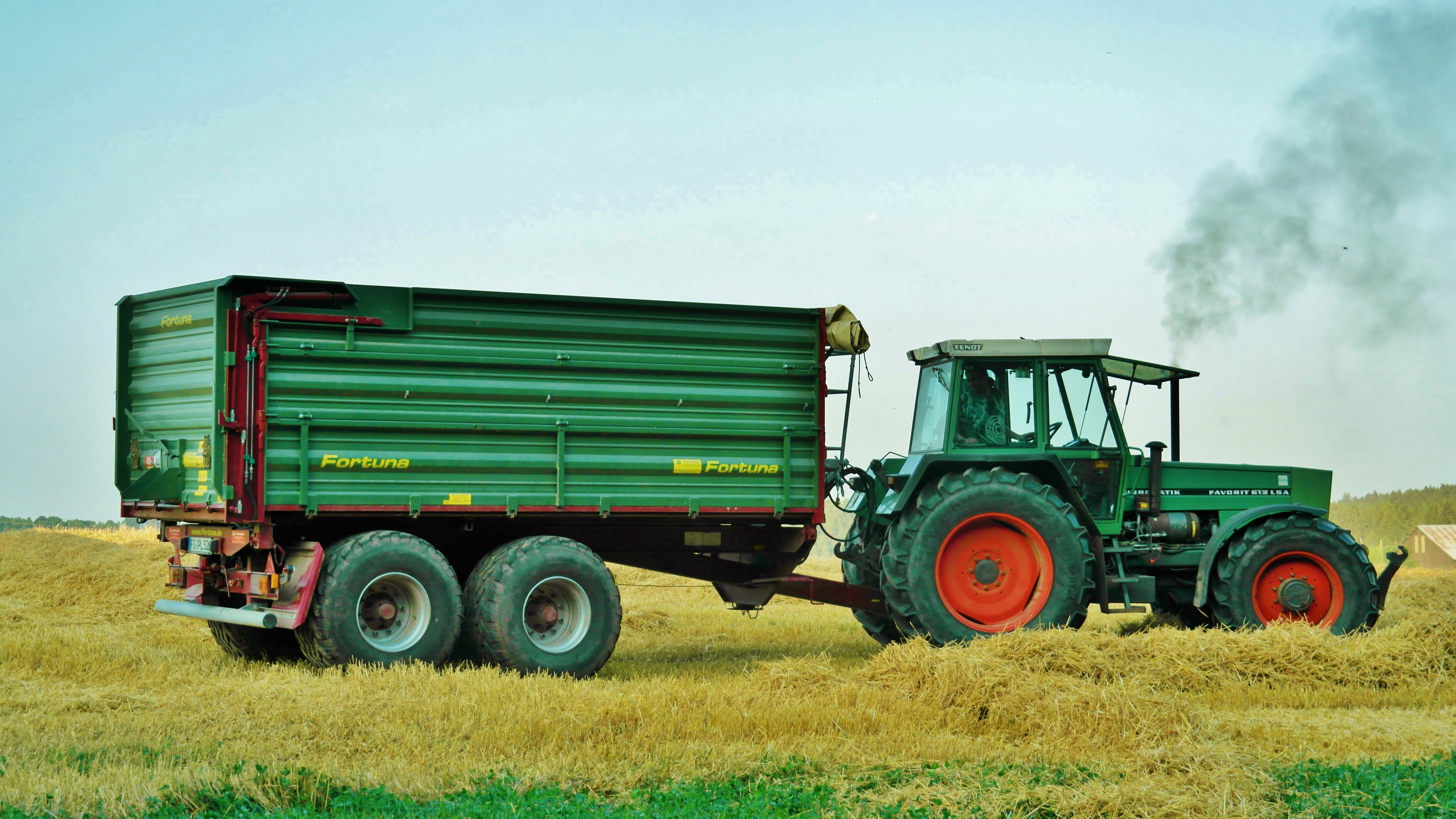 green tractor with trailer free image | Peakpx