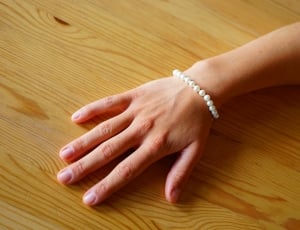 white pearl beaded bracelet thumbnail