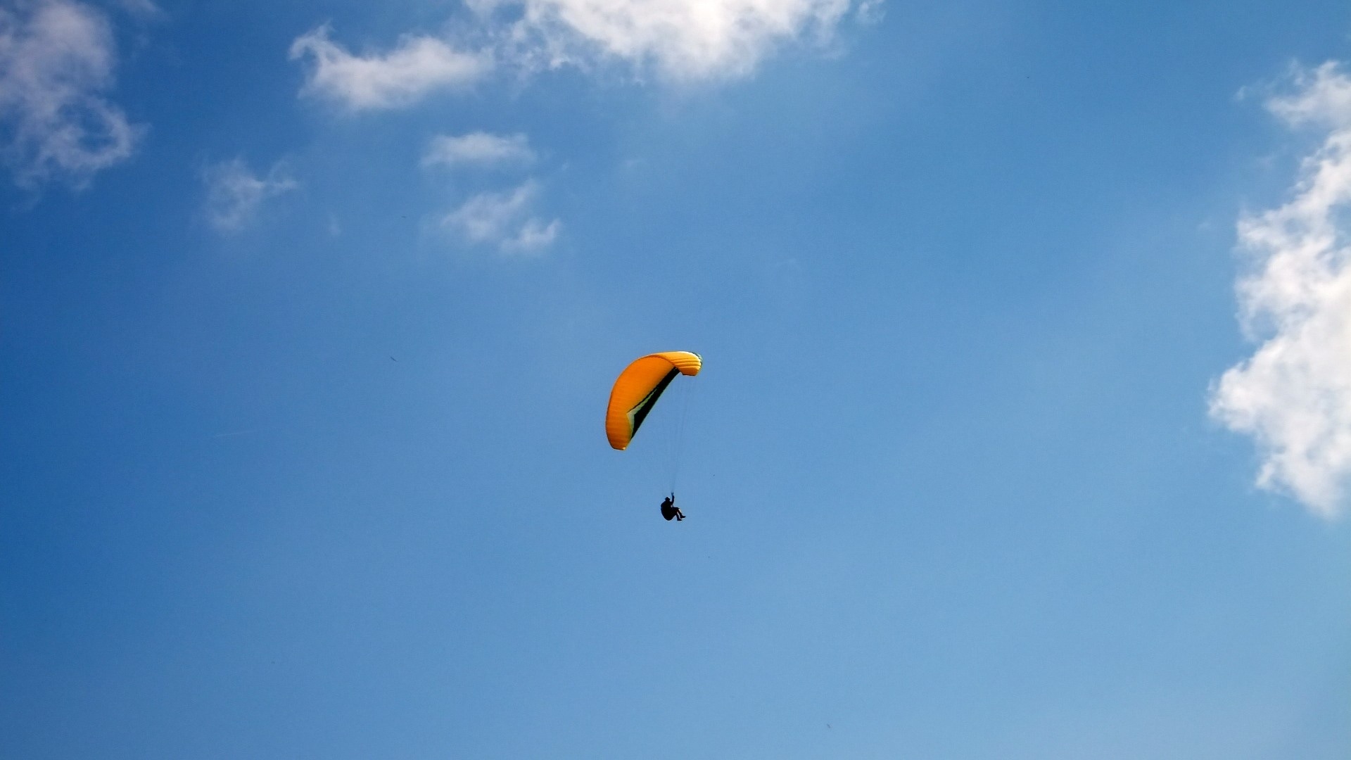 yellow glider parachute