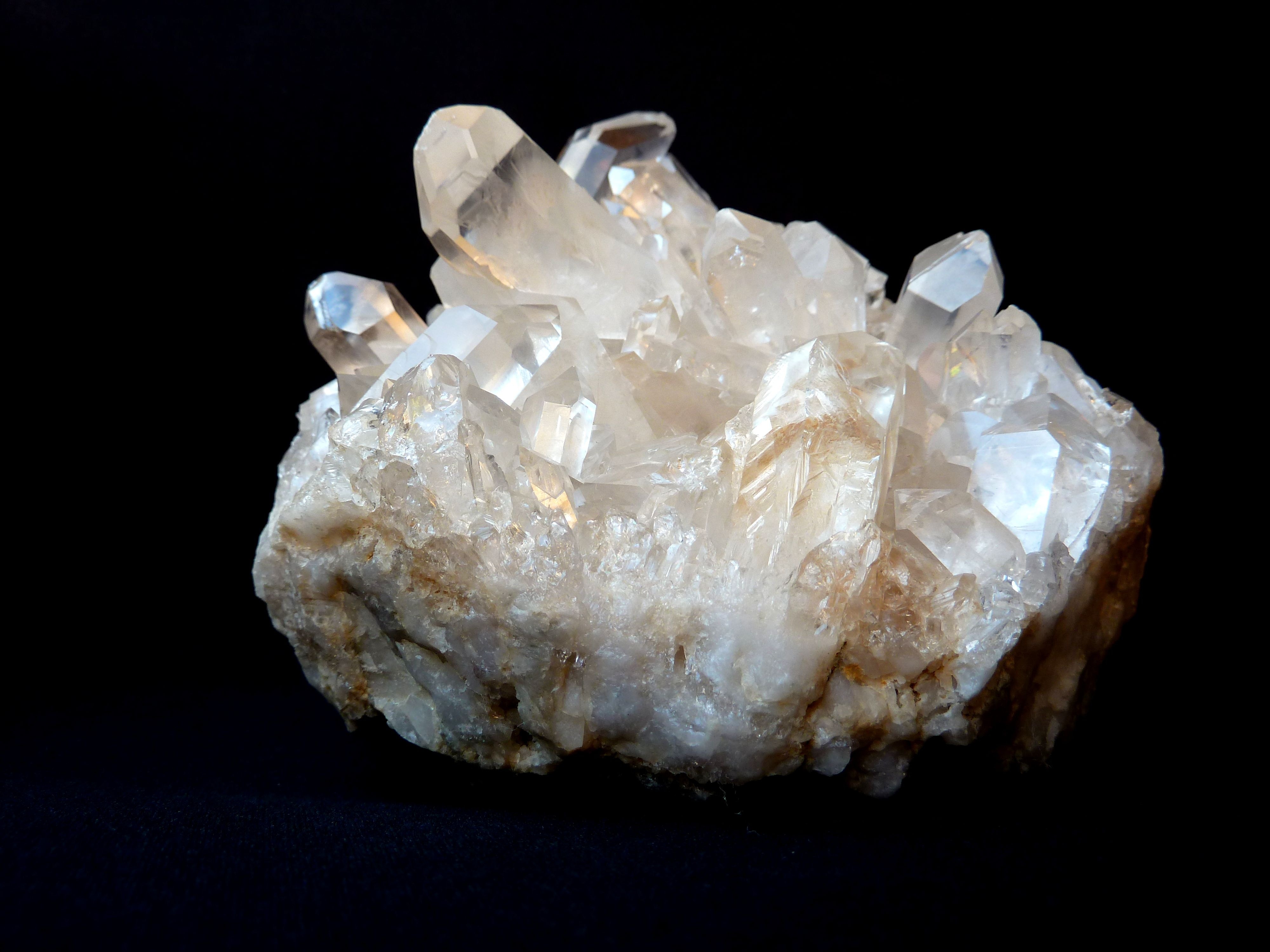 Горные породы белого цвета. Эвклаз минерал. Минералы кварц горный хрусталь. Rock-Crystal Quartz камень. Белый кварц горный хрусталь Кристалл.