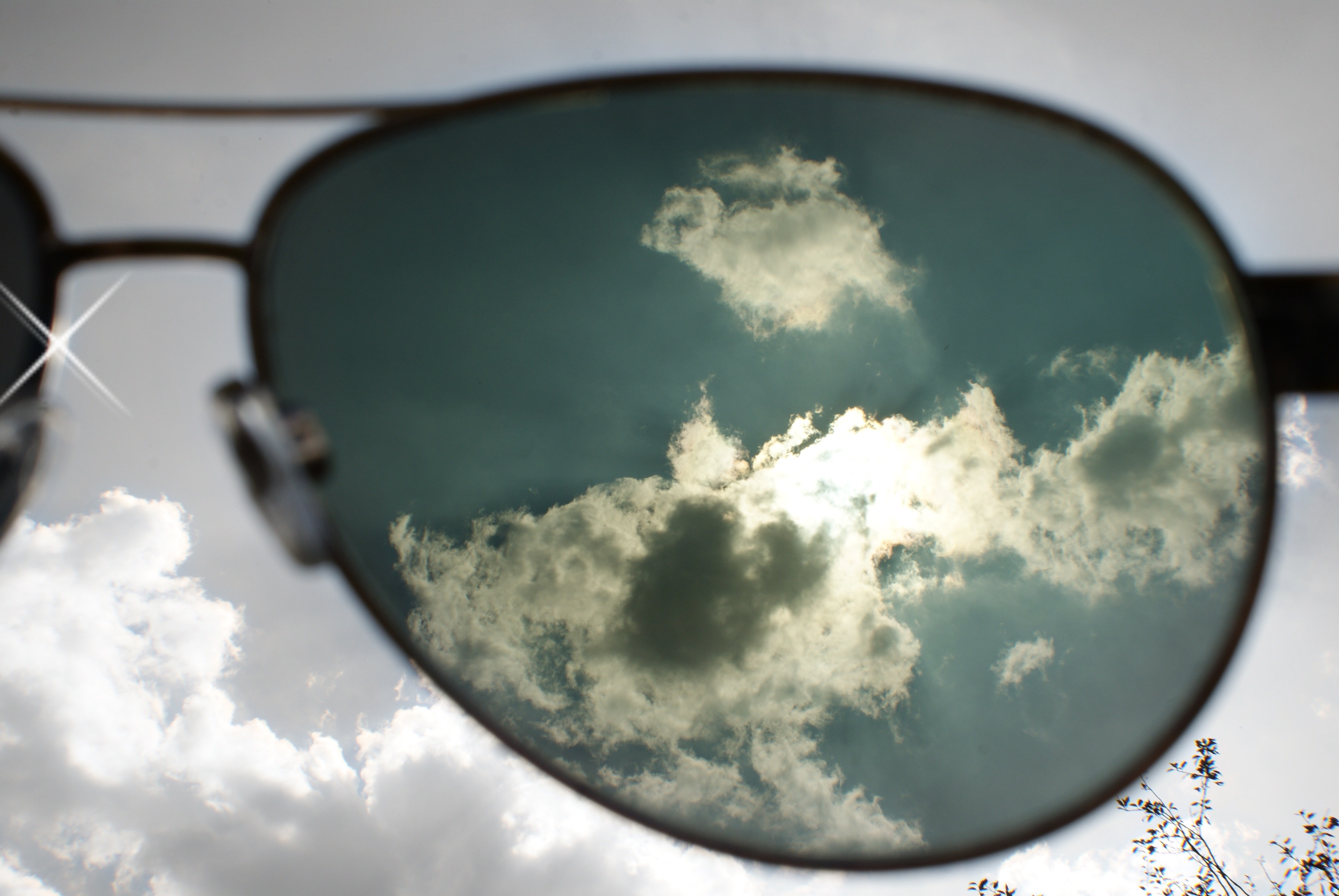 Видим б н. Отражение в очках. Очки с отражением. Отражение неба в очках. Отражение в солнечных очках.