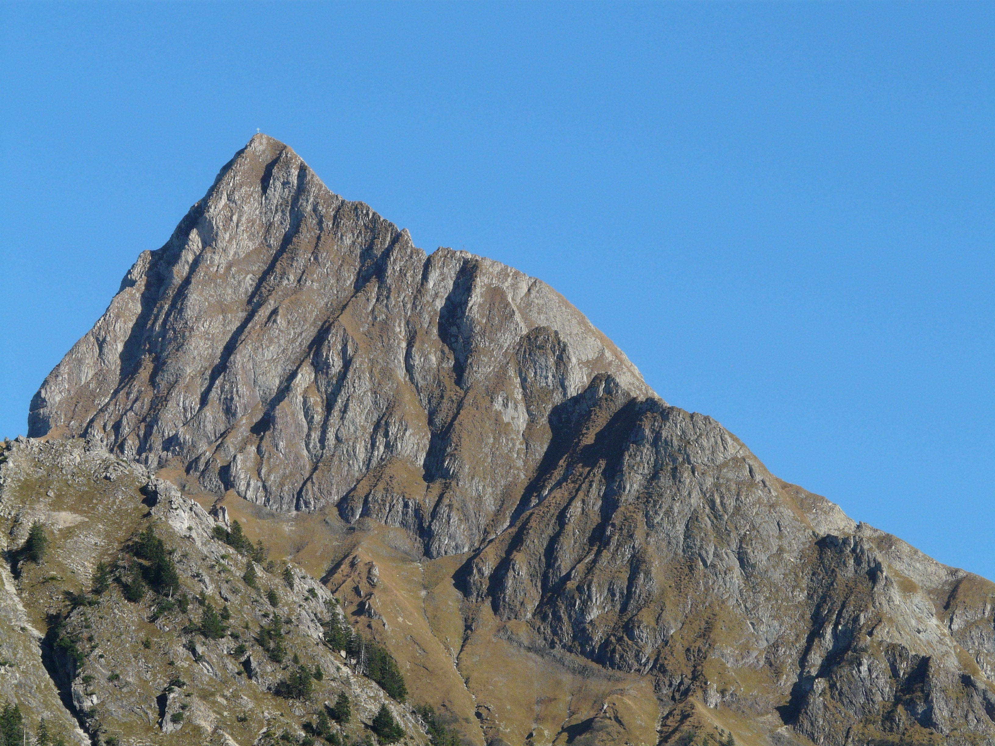 gray rocky mountain peak