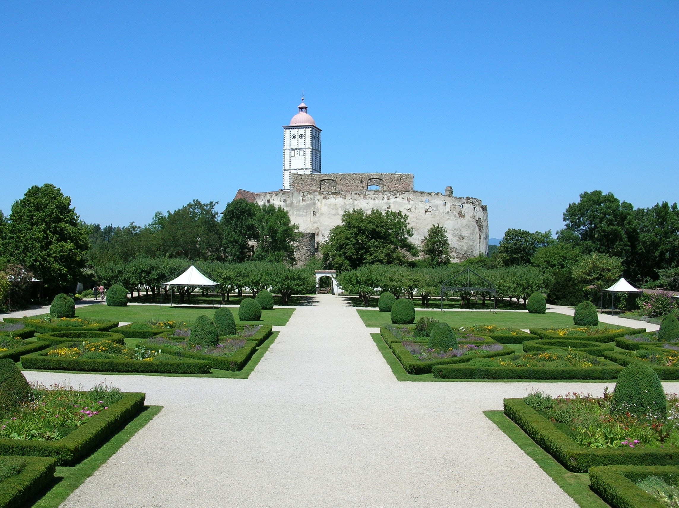 Castle Garden, Schalaburg, Garden, tree, building exterior